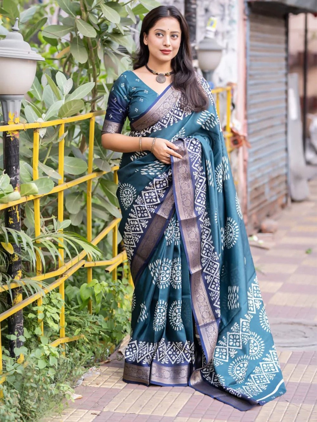 

J 6 DESIGNER Women Woven Design Batik Zari Saree, Blue