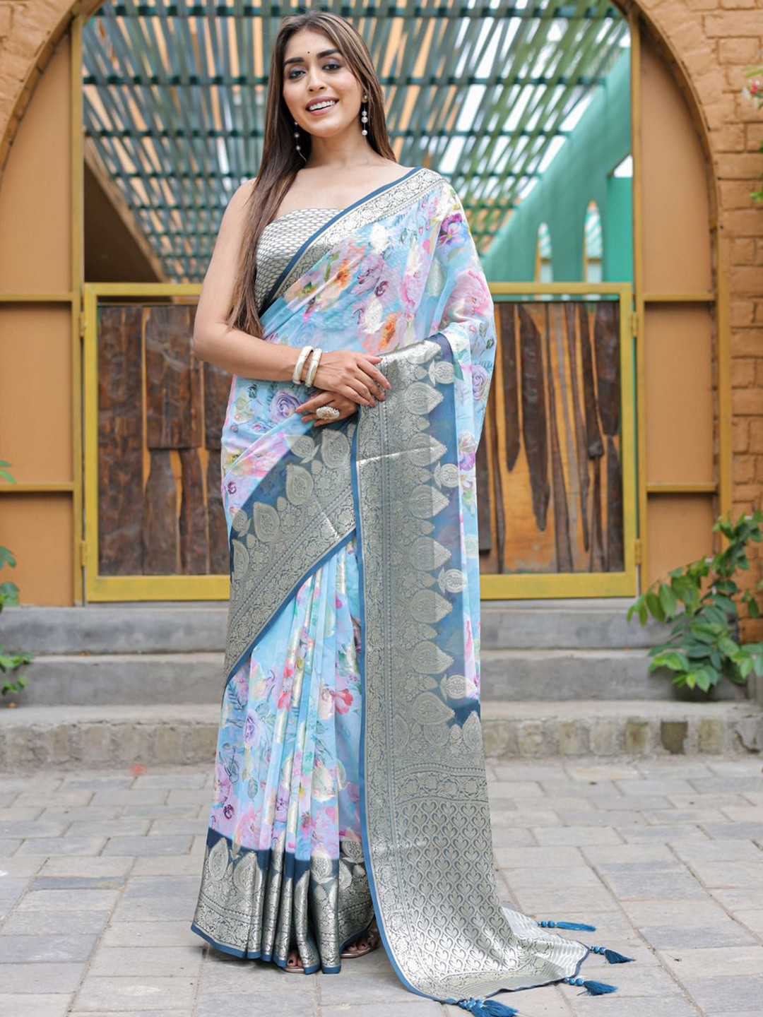 

Anouk Floral Zari Poly Georgette Saree, Turquoise blue