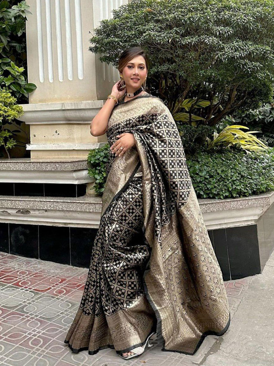 

KALINI Woven Design Zari Silk Blend Banarasi Saree, Black