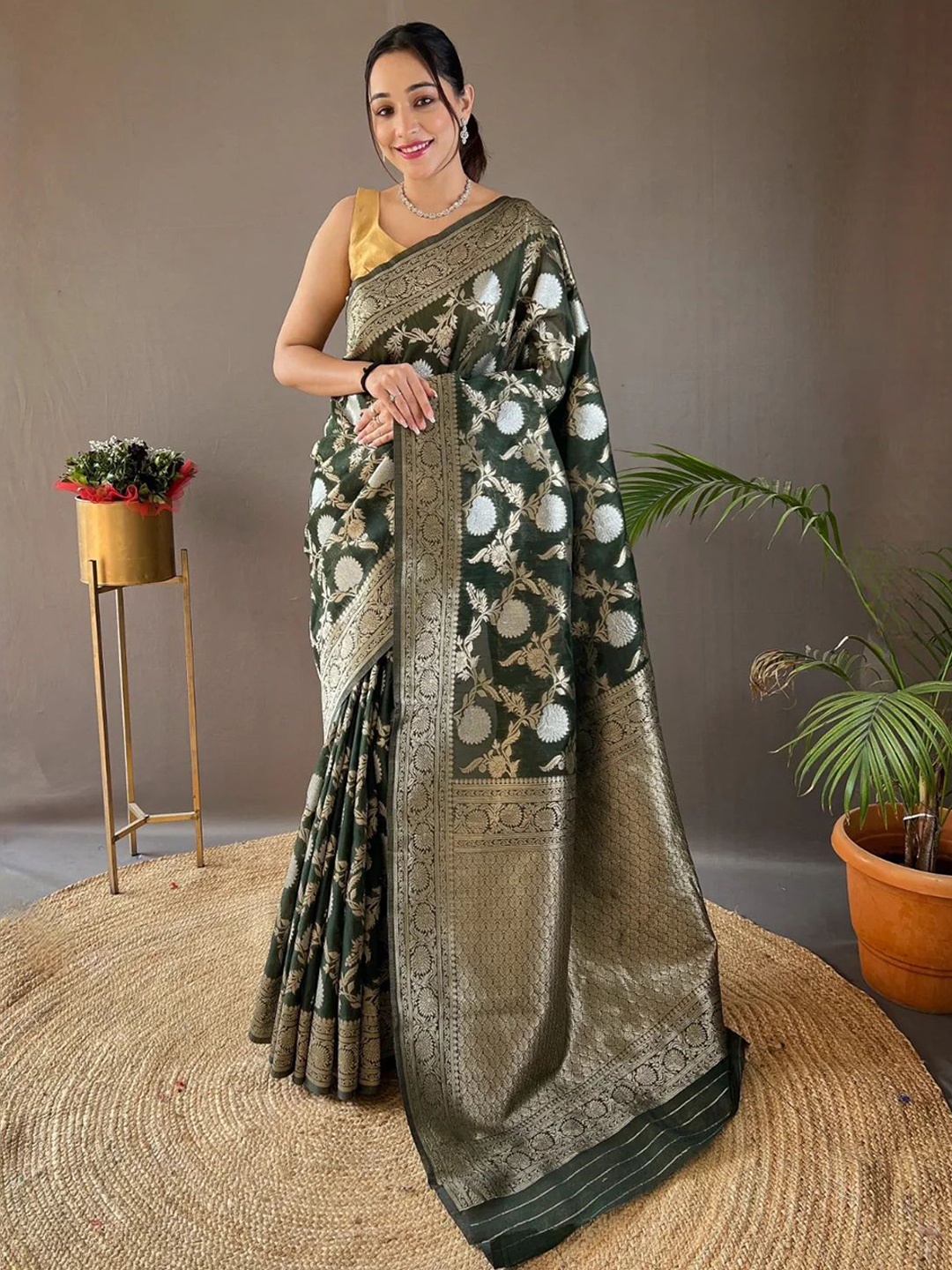 

ZIKARAA Woven Design Zari Pure Silk Saree, Green