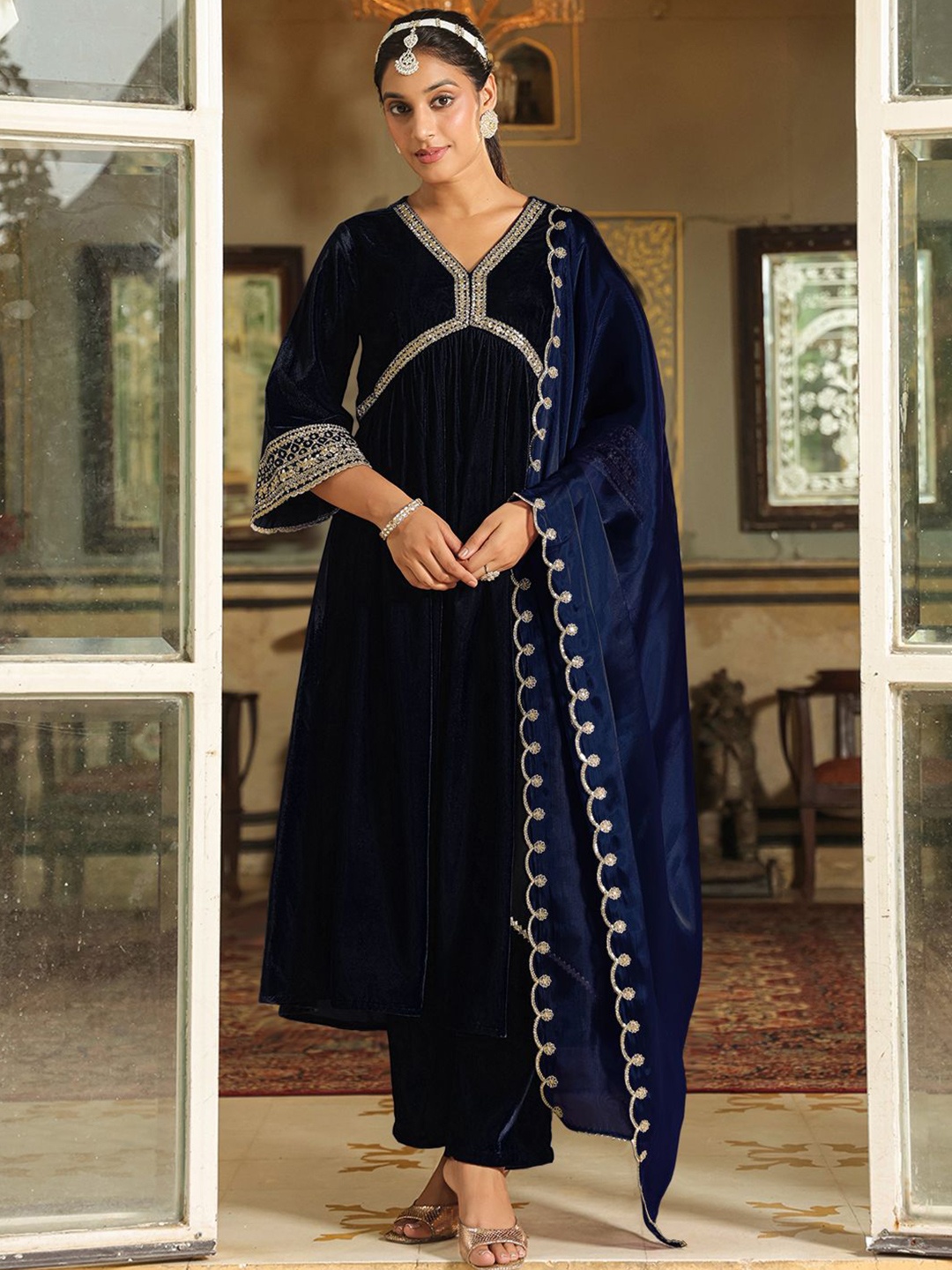 

Janasya Women Embroidered Empire Sequinned Velvet Kurta with Trousers & With Dupatta, Navy blue