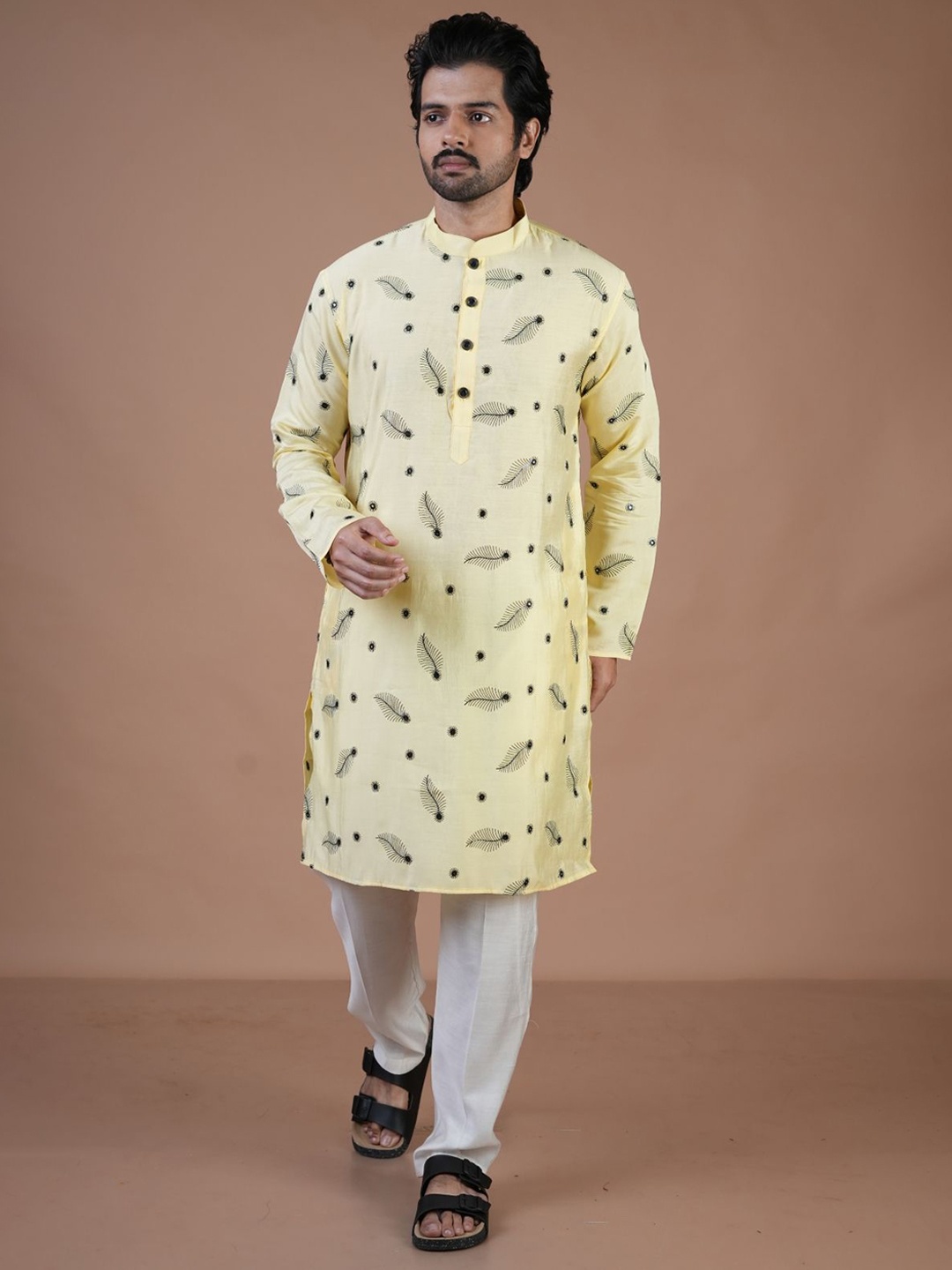 

ARYA Men Floral Printed Regular Kurta with Pyjamas, Yellow