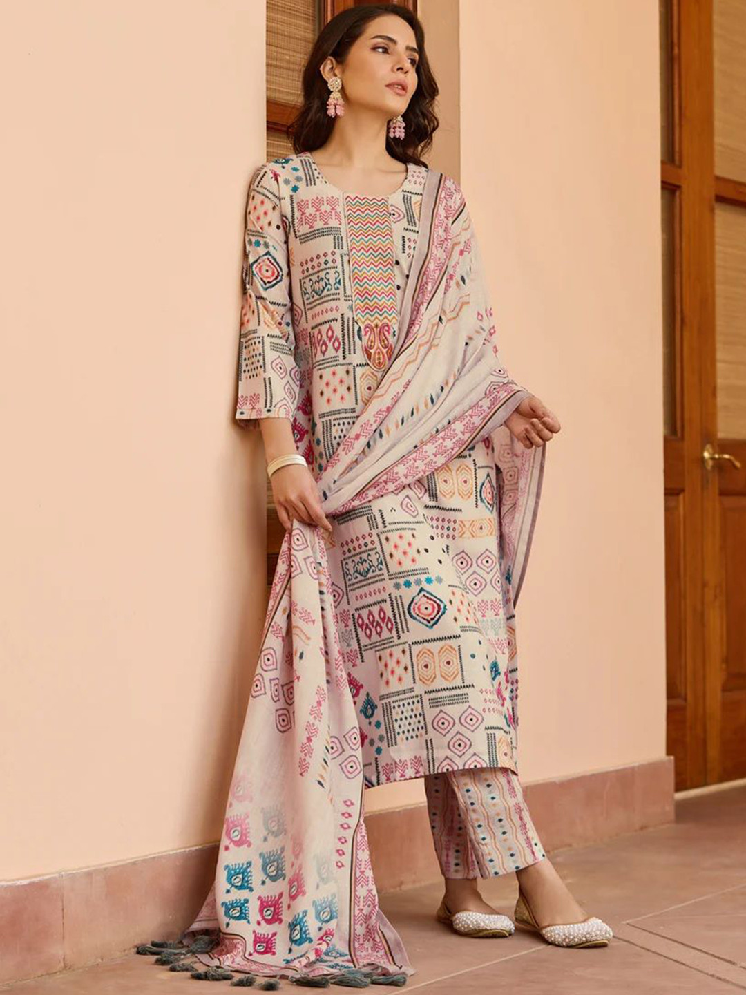 

Ekta Textiles Women Floral Printed Regular Kurta with Trousers & With Dupatta, Beige