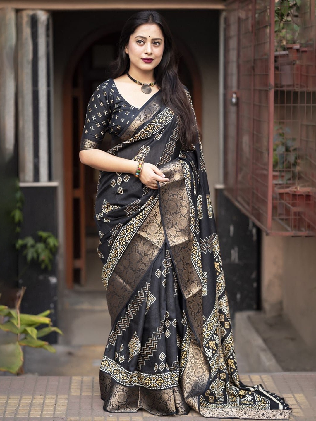 

J 6 DESIGNER Woven Design Zari Saree, Black