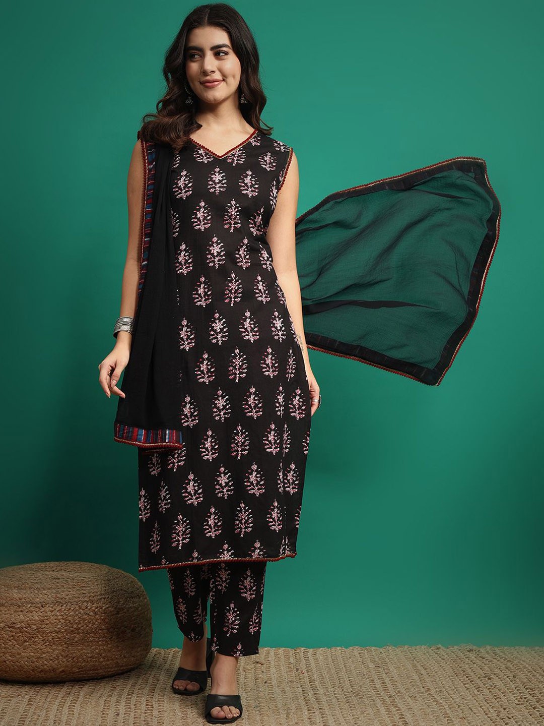 

IkDaiya Floral Printed Regular Pure Cotton Straight Kurta with Trousers & Dupatta, Black