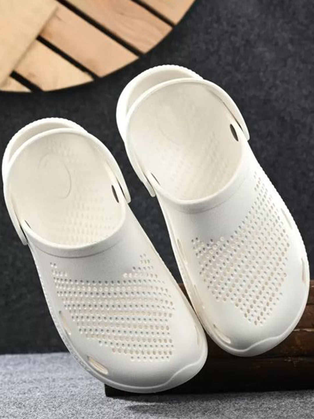 

BERSACHE Men Self Design Clogs Flip Flops, White