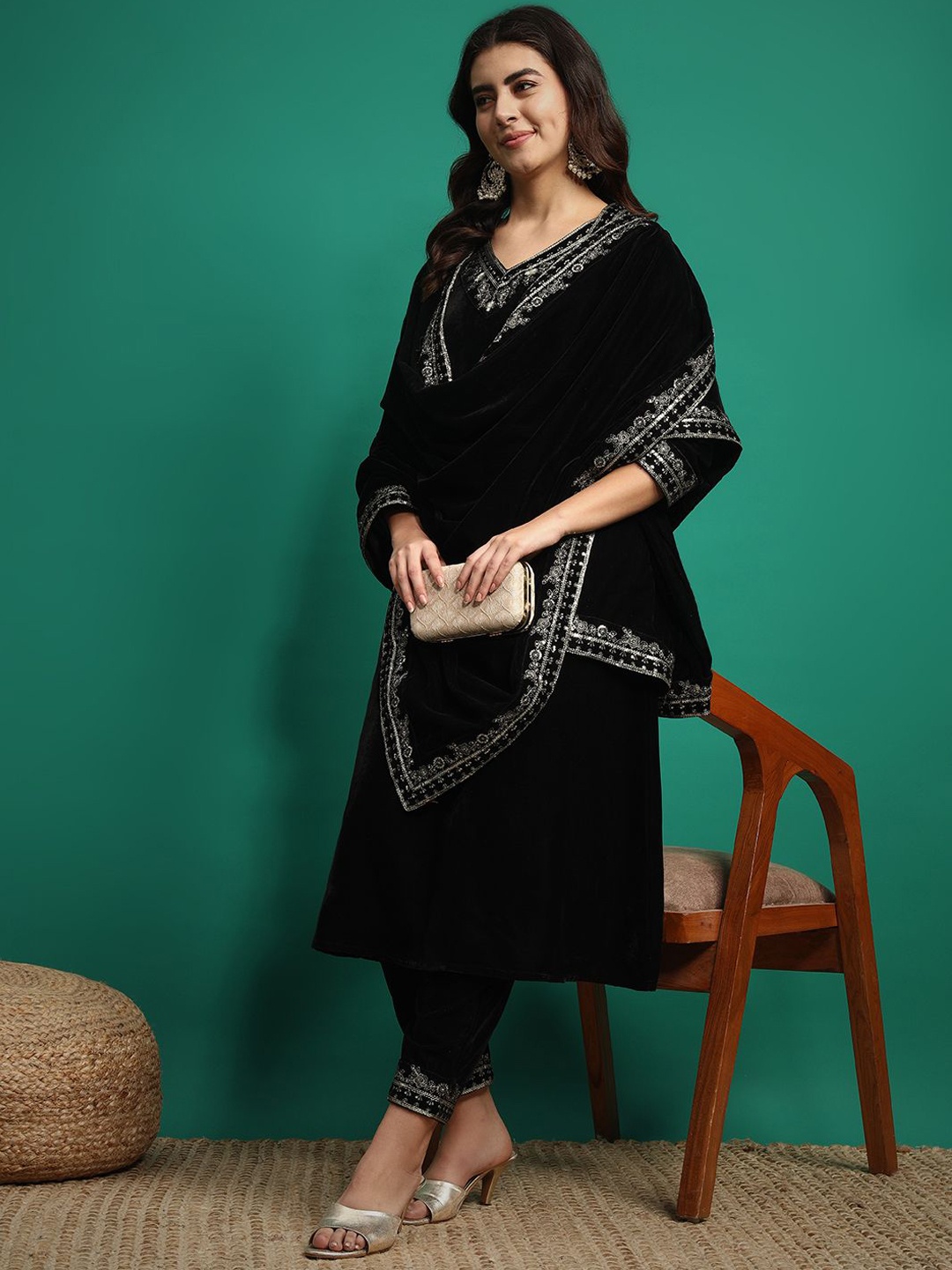 

IkDaiya Women Yoke Design Regular Sequinned Velvet Kurta with Trousers & With Dupatta, Black