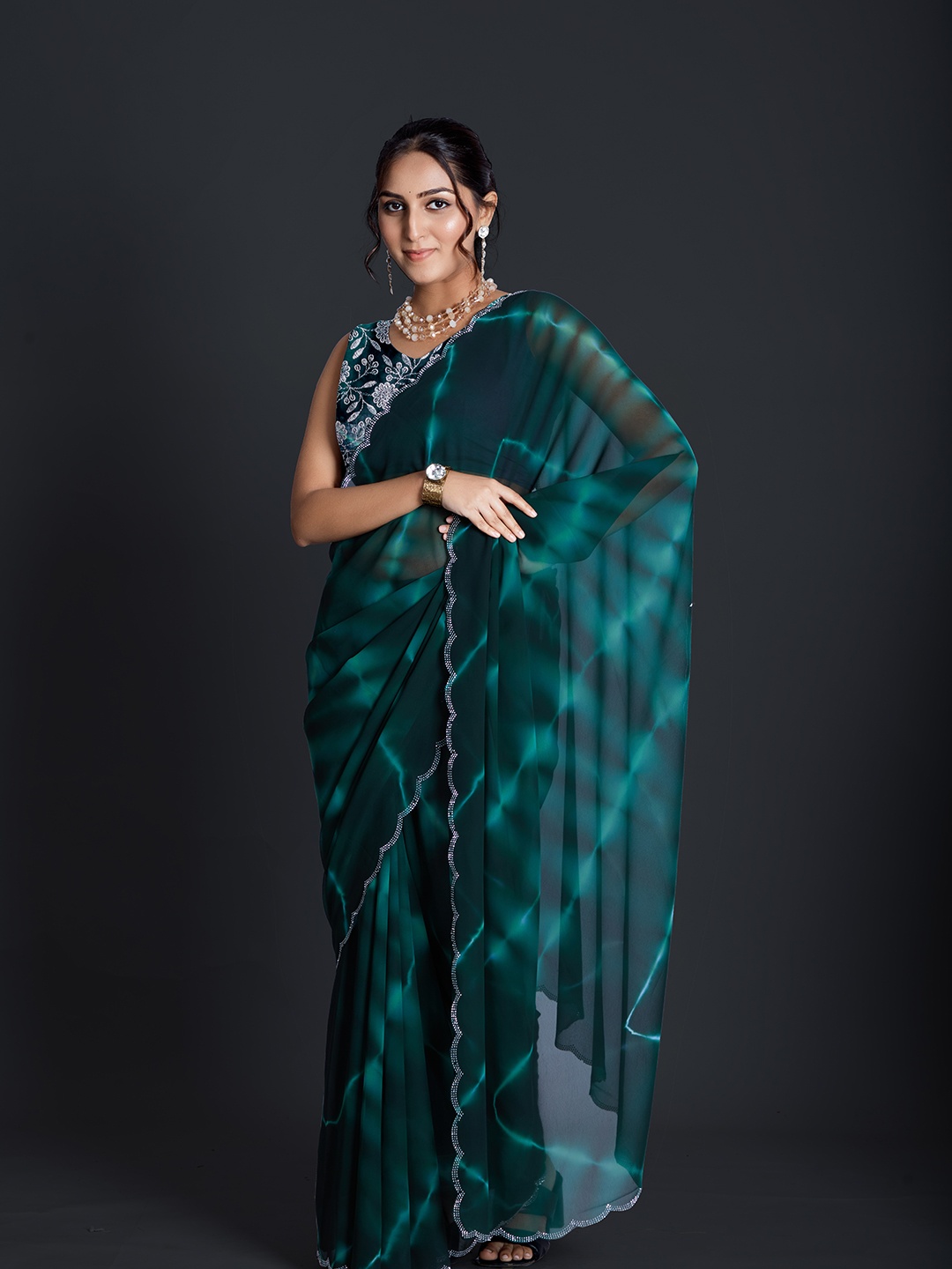 

A.V.M Prints Tie and Dye Sequinned Maheshwari Saree, Green