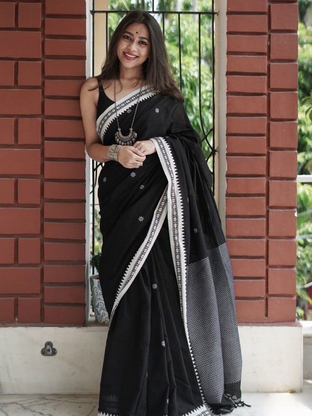 

KALINI Ethnic Motifs Silk Blend Banarasi Saree, Black