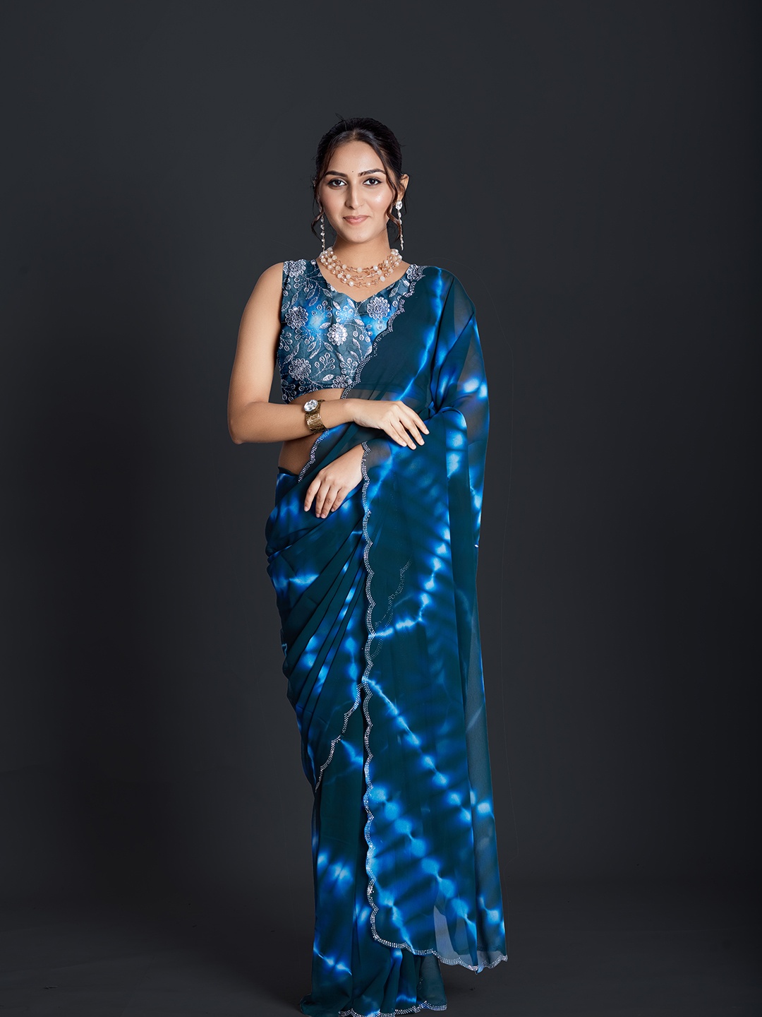 

A.V.M Prints Beads and Stones Embellished Tie and Dye Maheshwari Saree, Navy blue