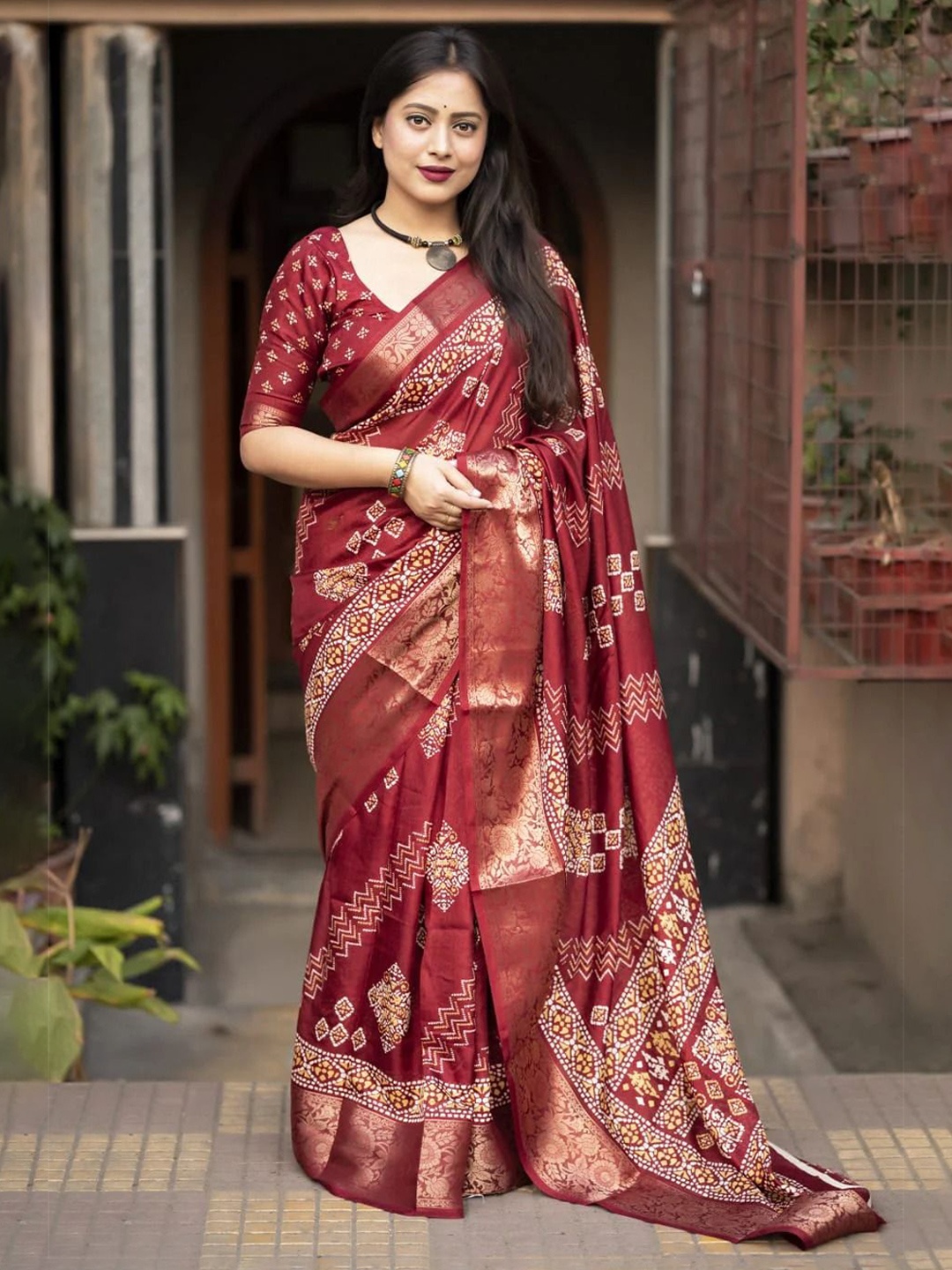 

J 6 DESIGNER Woven Design Zari Saree, Maroon