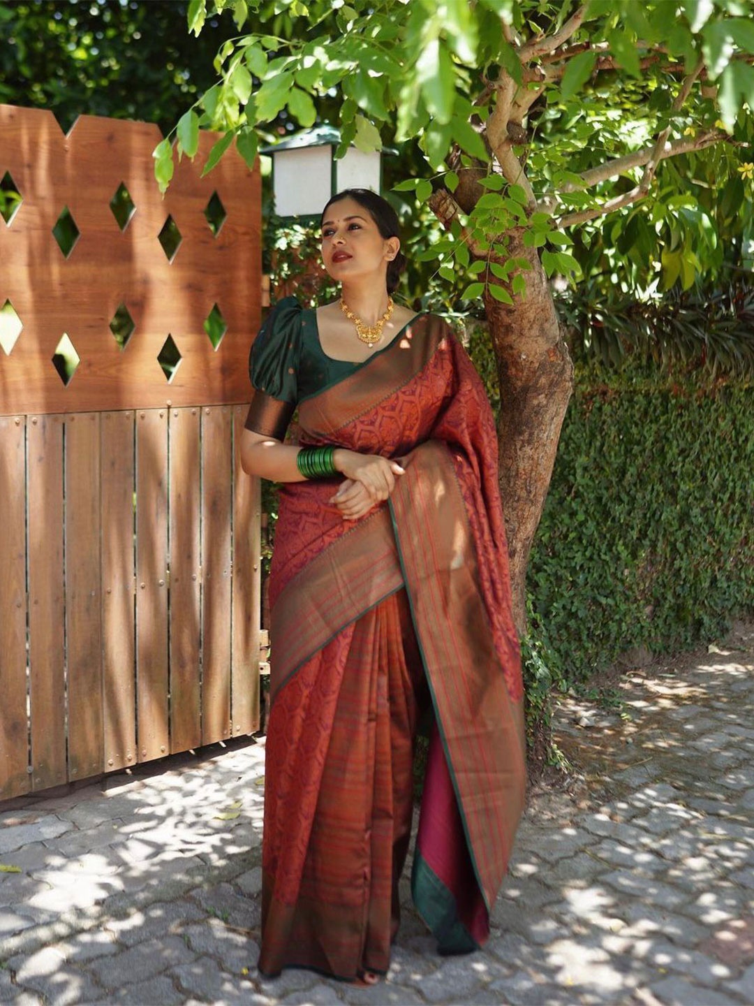 

KALINI Woven Design Zari Silk Blend Banarasi Saree, Maroon
