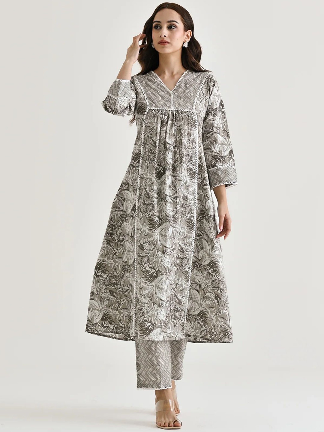 

Divyadham Textiles Women Floral Embroidered Regular Thread Work Kurta with Trousers, Grey