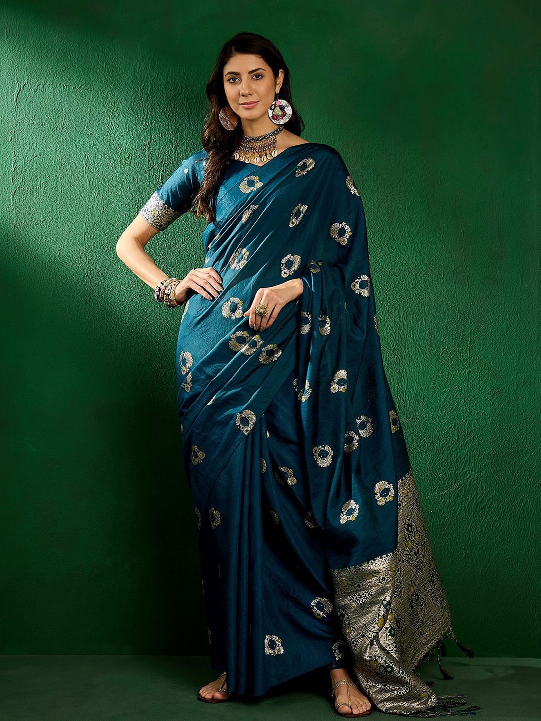 

A.V.M Prints Women Woven Design Zari Saree, Green