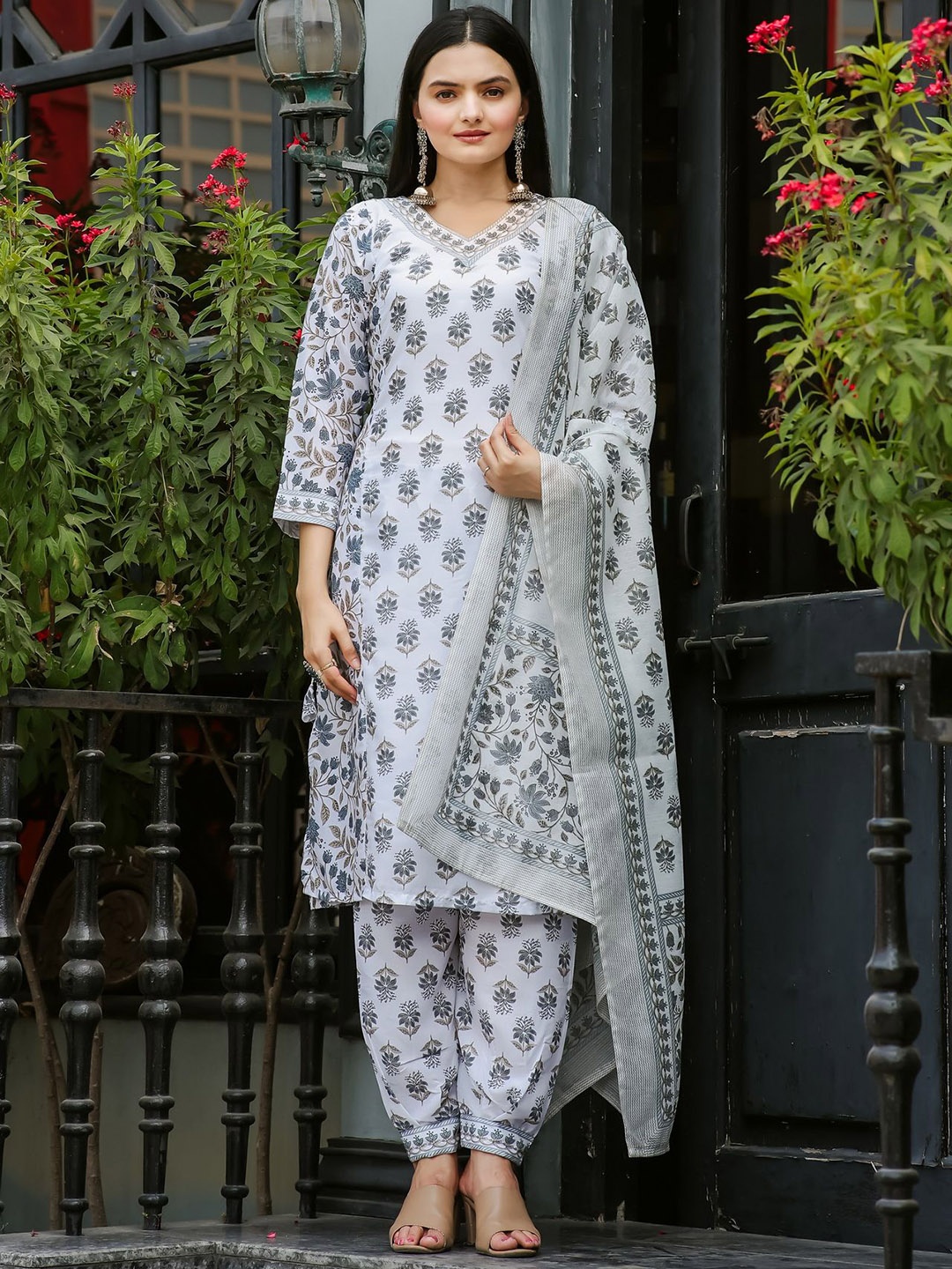 

Ekta Textiles Women Floral Printed Regular Kurta with Dhoti Pants & With Dupatta, Grey