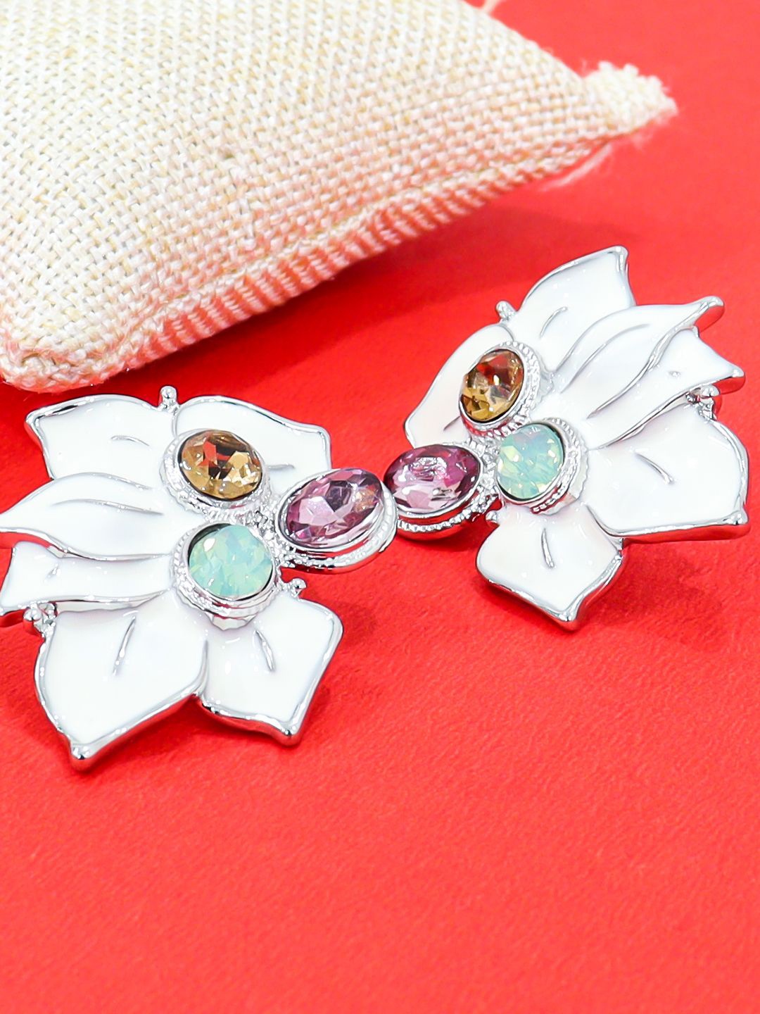 

FIMBUL Silver-Plated Stainless Steel Matte Resin Floral Rhinestone Acrylic Petal Studs, White