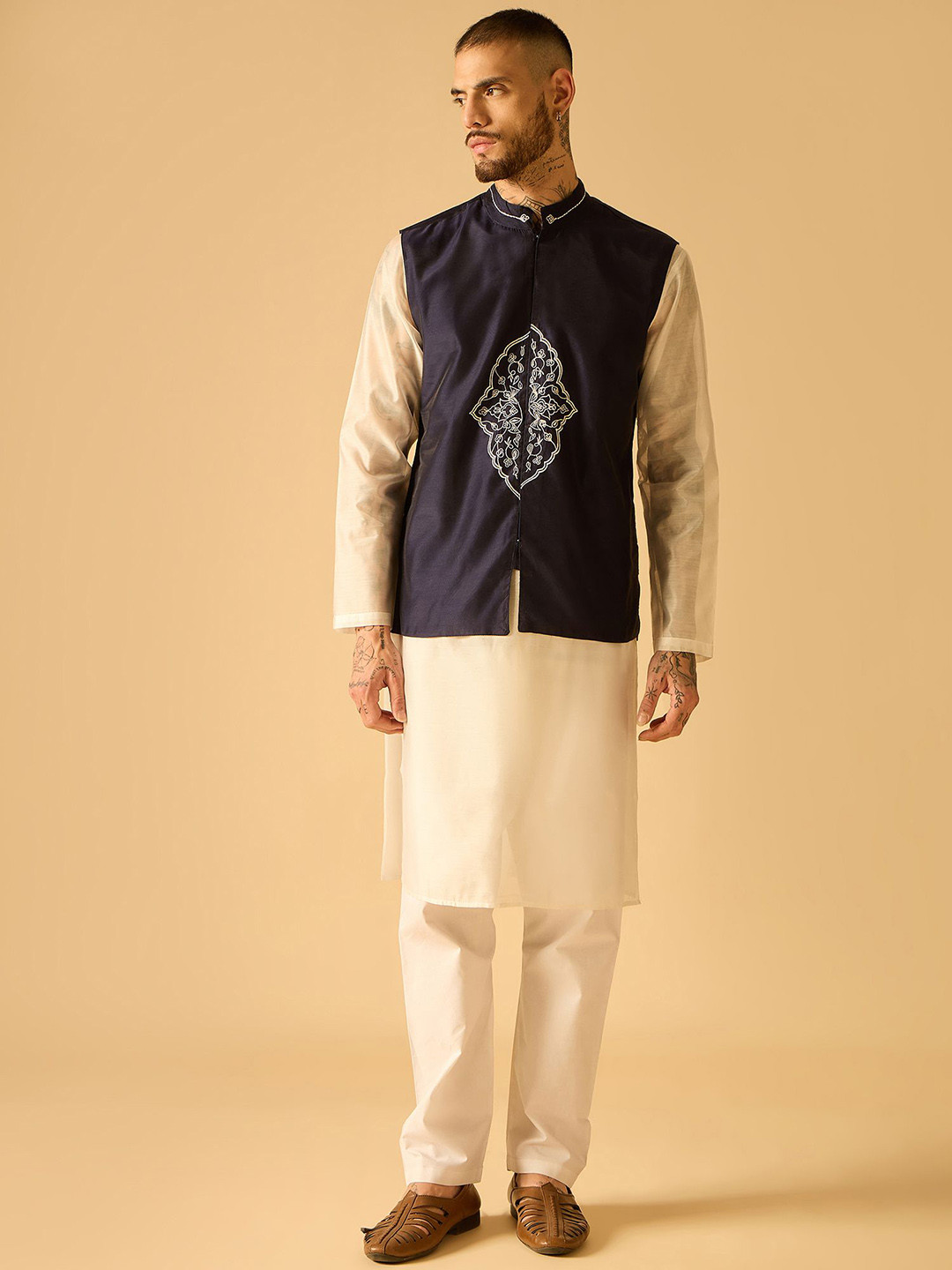 

AKS Men Ethnic Motifs Embroidered Regular Thread Work Kurta with Pyjamas, White