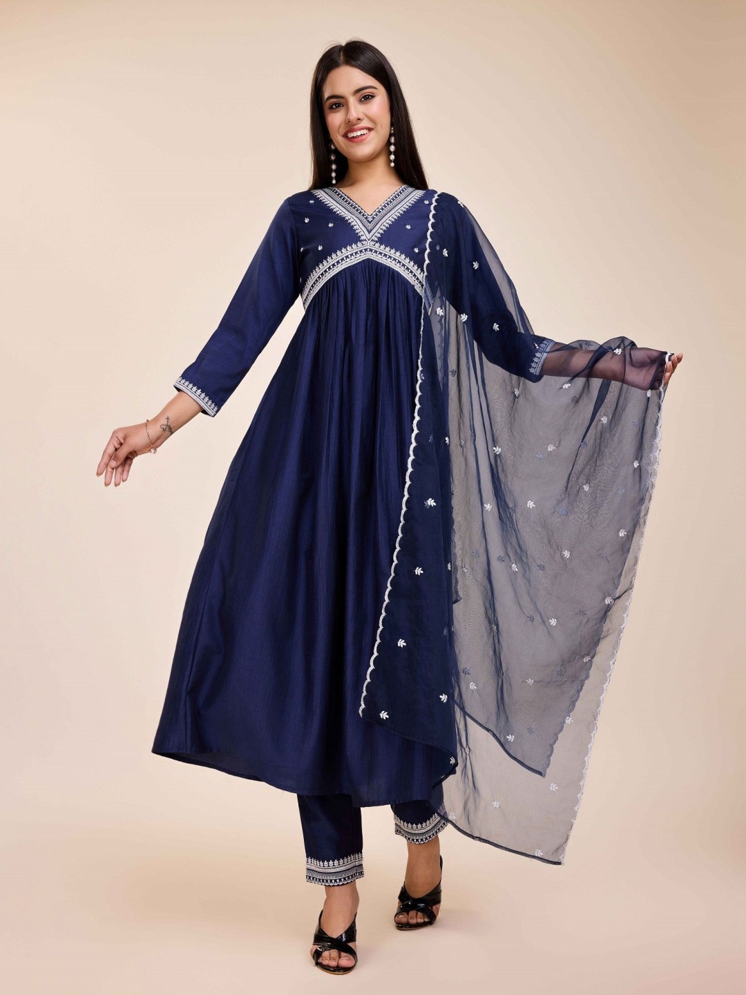 

choiceit Women Floral Embroidered Pleated Thread Work Kurta with Pyjamas & With Dupatta, Blue