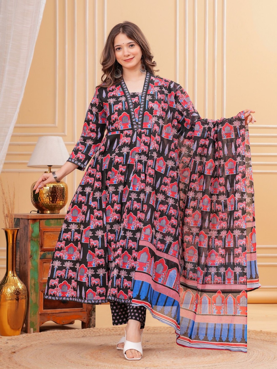 

GEKHA Women Floral Printed Regular Thread Work Pure Cotton Kurta with Trousers & With Dupatta, Black