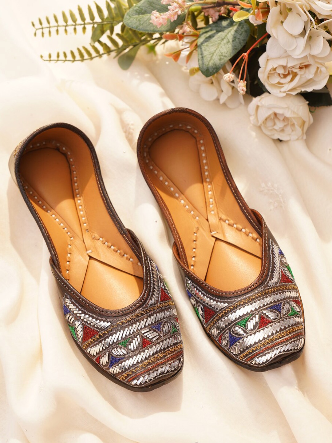 

JAYPORE Women Embellished Ethnic Mojaris, Brown
