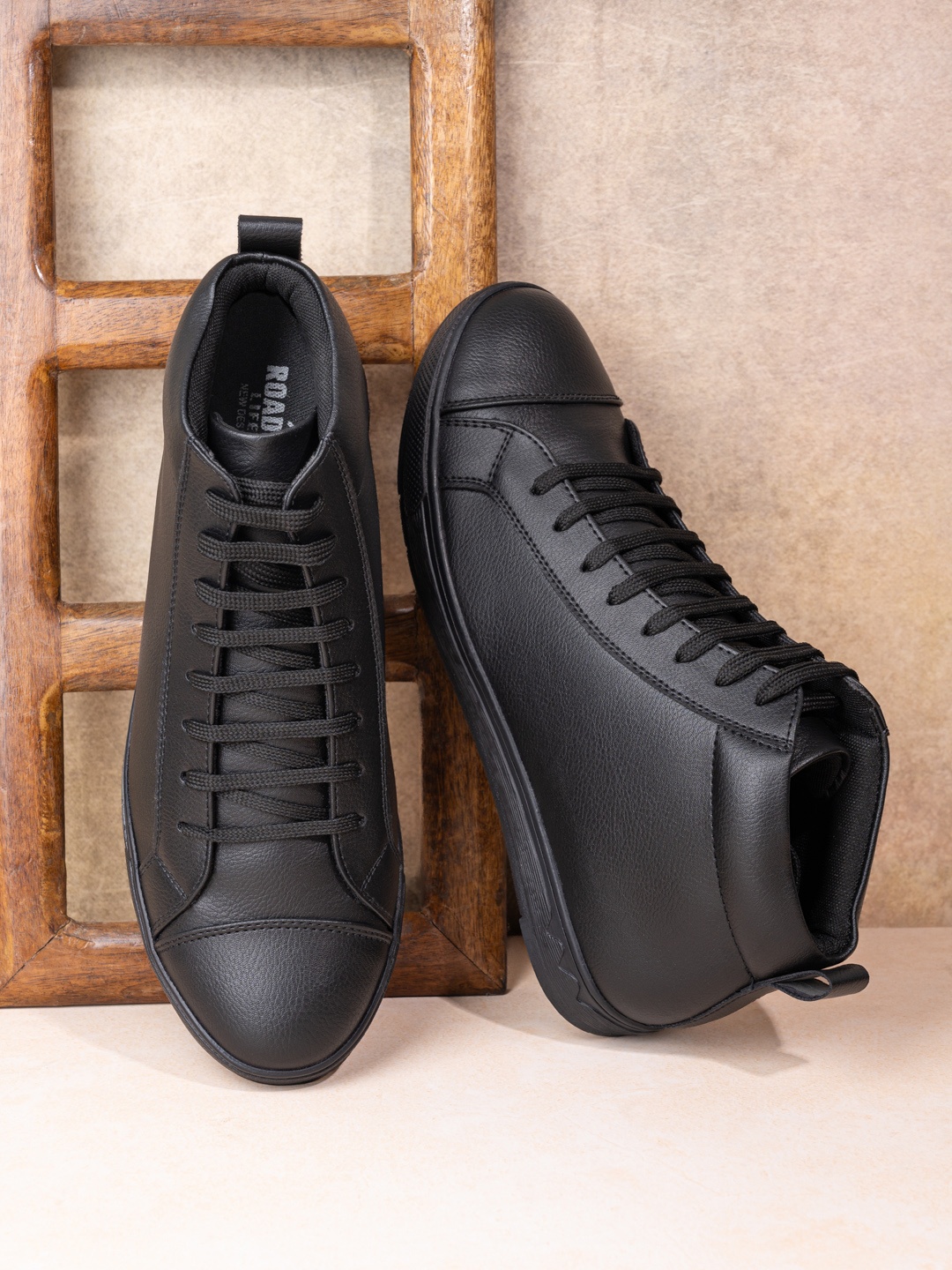 

Roadster Men Casual Sneakers, Black