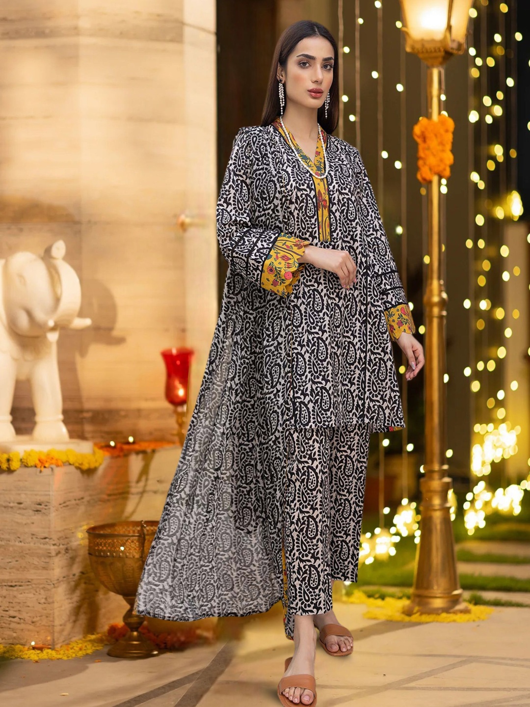 

BAESD Women Floral Printed Regular Kurta with Palazzos & With Dupatta, White