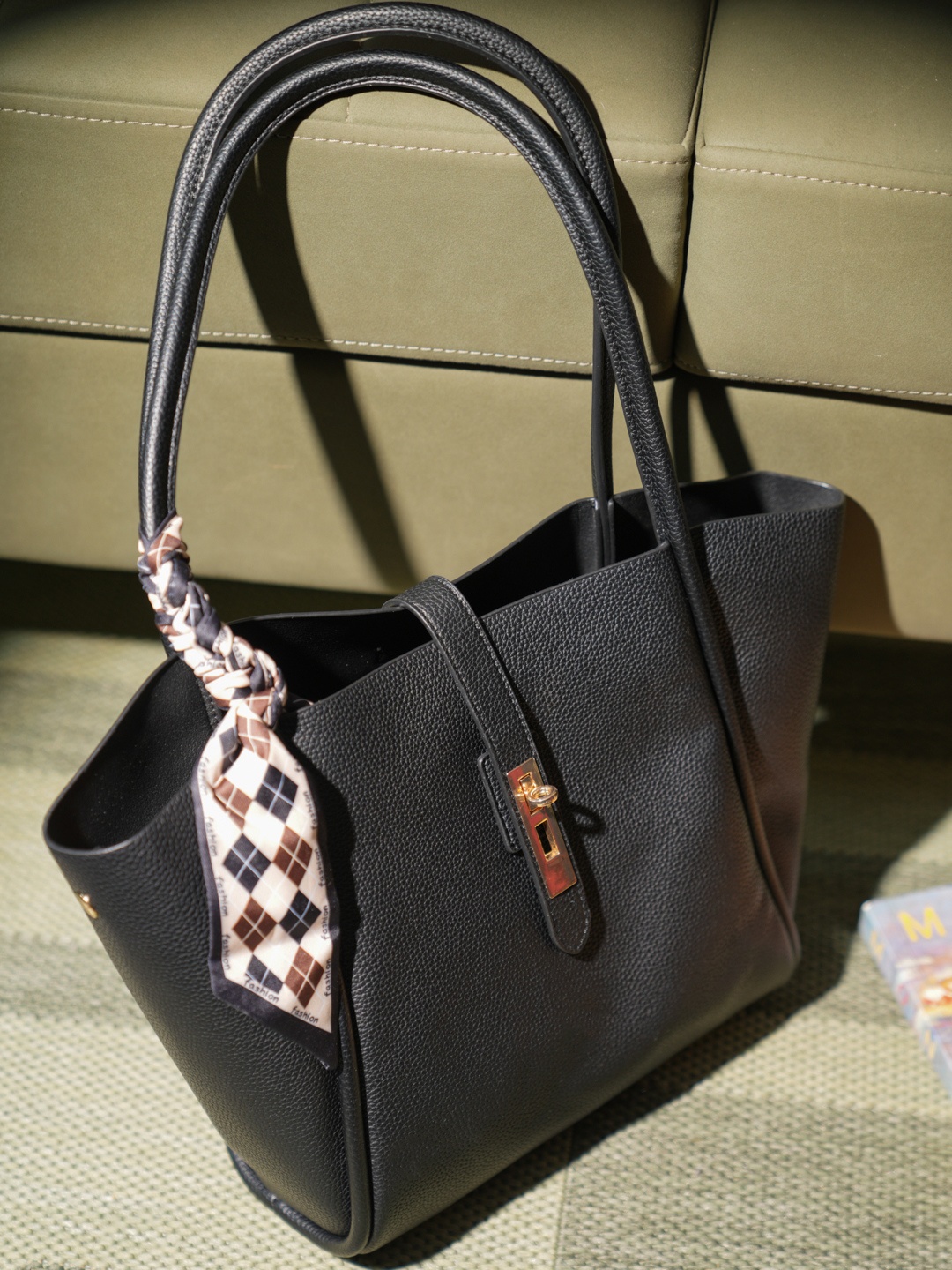 

Inc 5 Textured Handheld Bag, Black