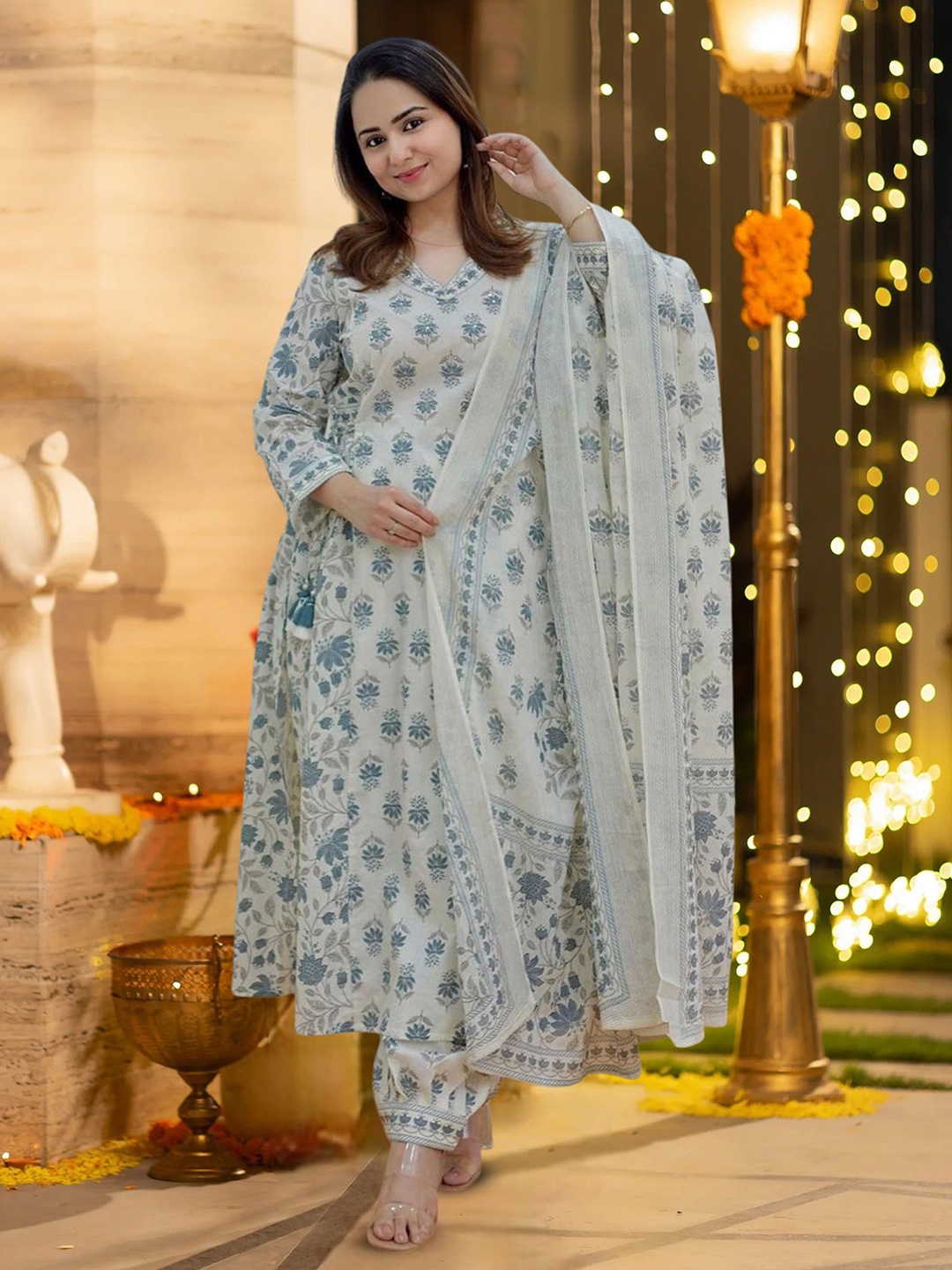 

INAIA Women Floral Printed Regular Kurta with Palazzos & With Dupatta, White
