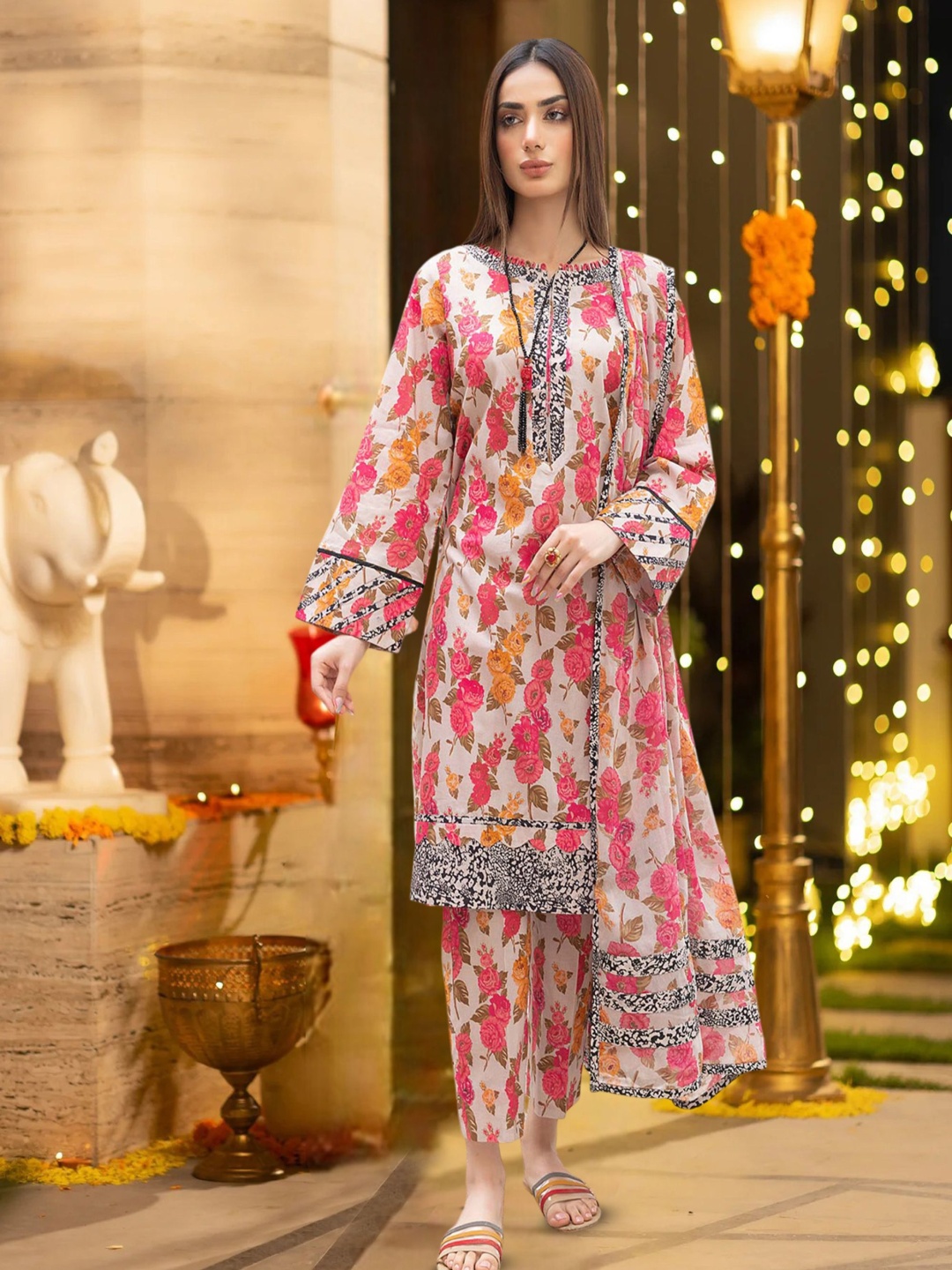 

BAESD Women Floral Printed Regular Kurta with Palazzos & With Dupatta, White