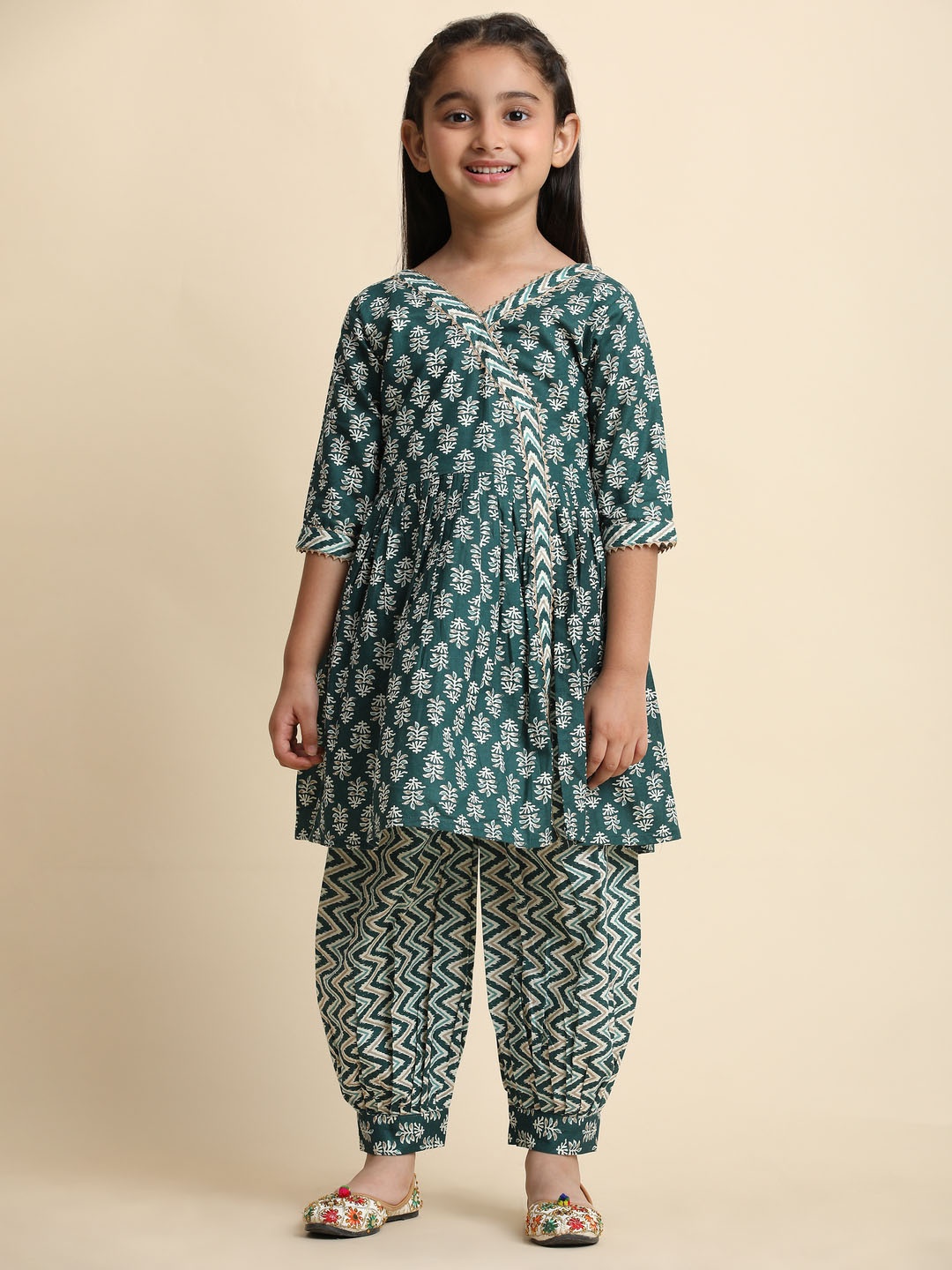 

BAESD Girls Ethnic Motifs Printed Regular Gotta Patti Pure Cotton Kurta with Harem Pants, Green