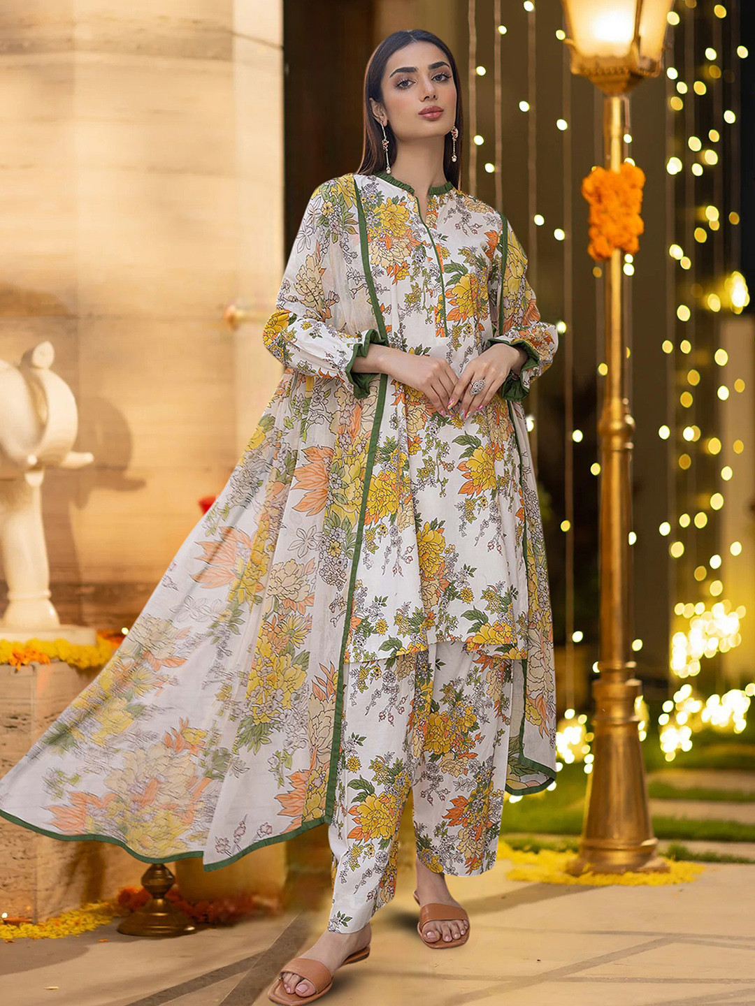 

INAIA Women Floral Printed Regular Kurta with Palazzos & With Dupatta, White