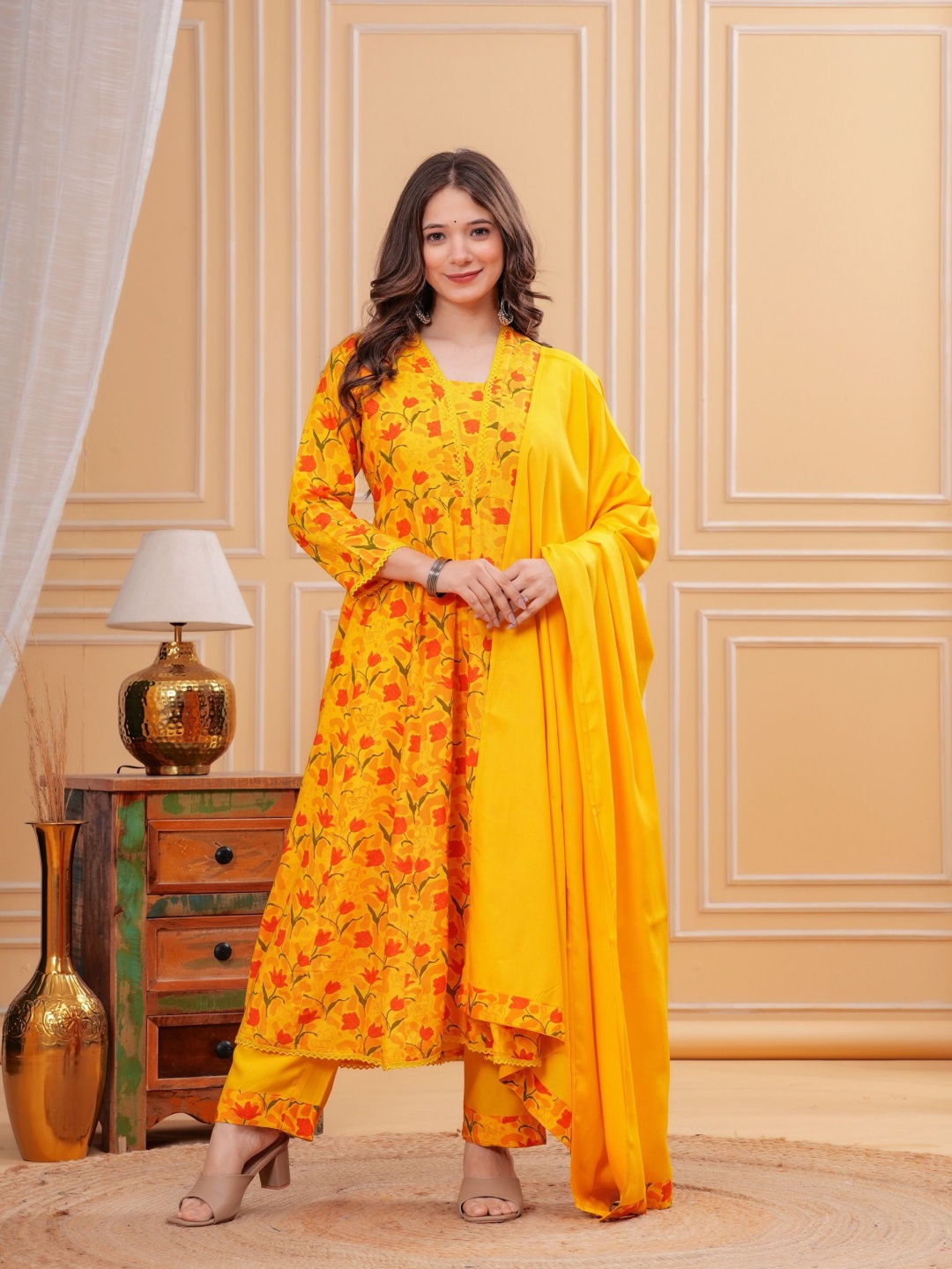 

GEKHA Women Floral Printed Regular Thread Work Kurta with Trousers & With Dupatta, Yellow