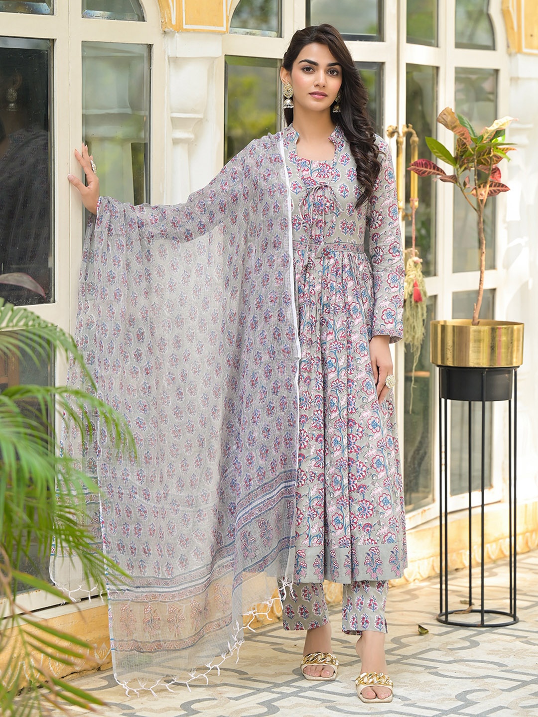 

Chandbaali Women Floral Printed Regular Pure Cotton Kurta with Trousers & With Dupatta, Grey