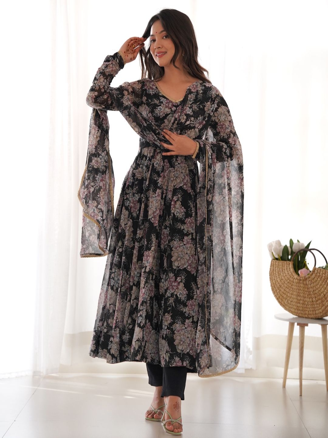 

JATRIQQ Women Floral Printed Regular Kurta with Trousers & With Dupatta, Black