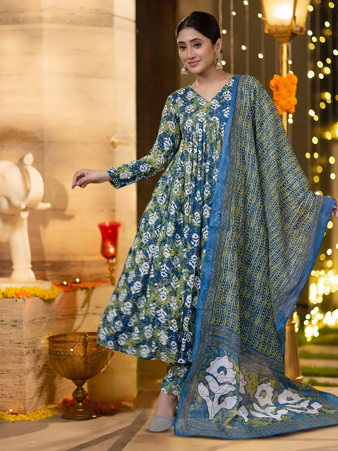 

INAIA Women Floral Printed Regular Kurta with Palazzos & With Dupatta, Blue