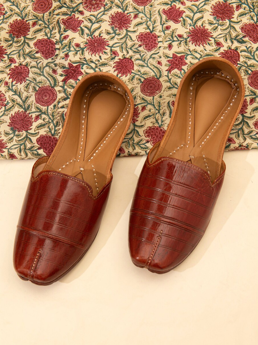 

JAYPORE Men Ethnic Round Toe Mojaris Flats, Brown