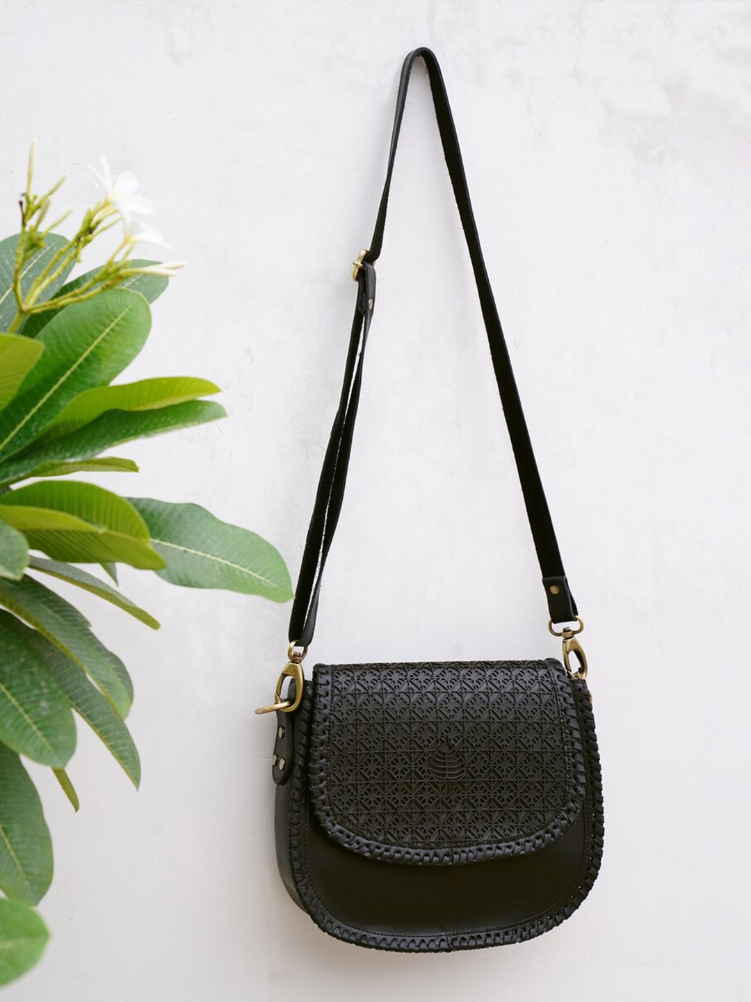 

JAYPORE Women Textured Crossbody Leather Sling Bag, Black