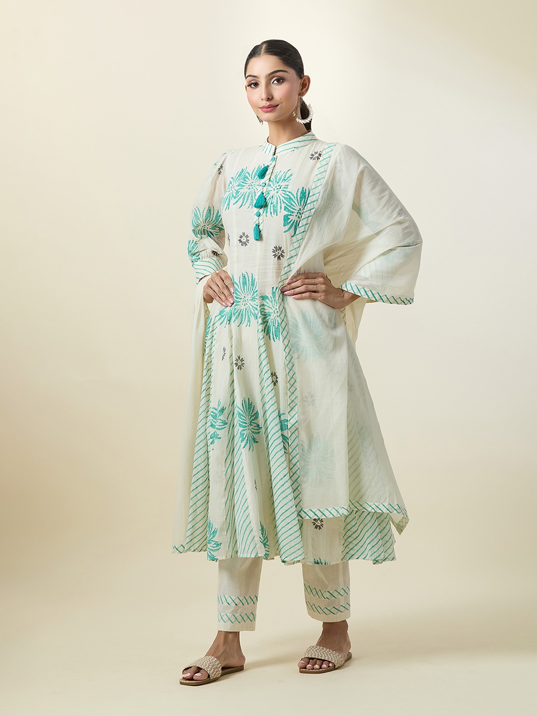 

Samyukta Singhania Women Floral Printed Panelled Pure Cotton Kurta with Trousers & With Dupatta, Off white