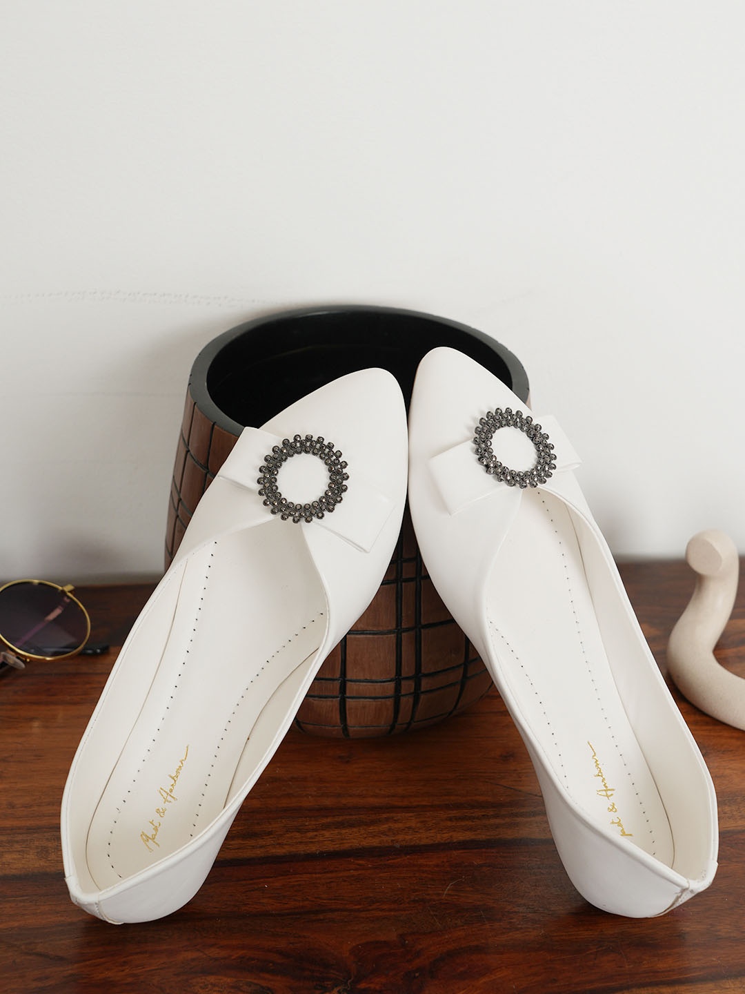 

Mast & Harbour Women Pointed Toe Flats, White