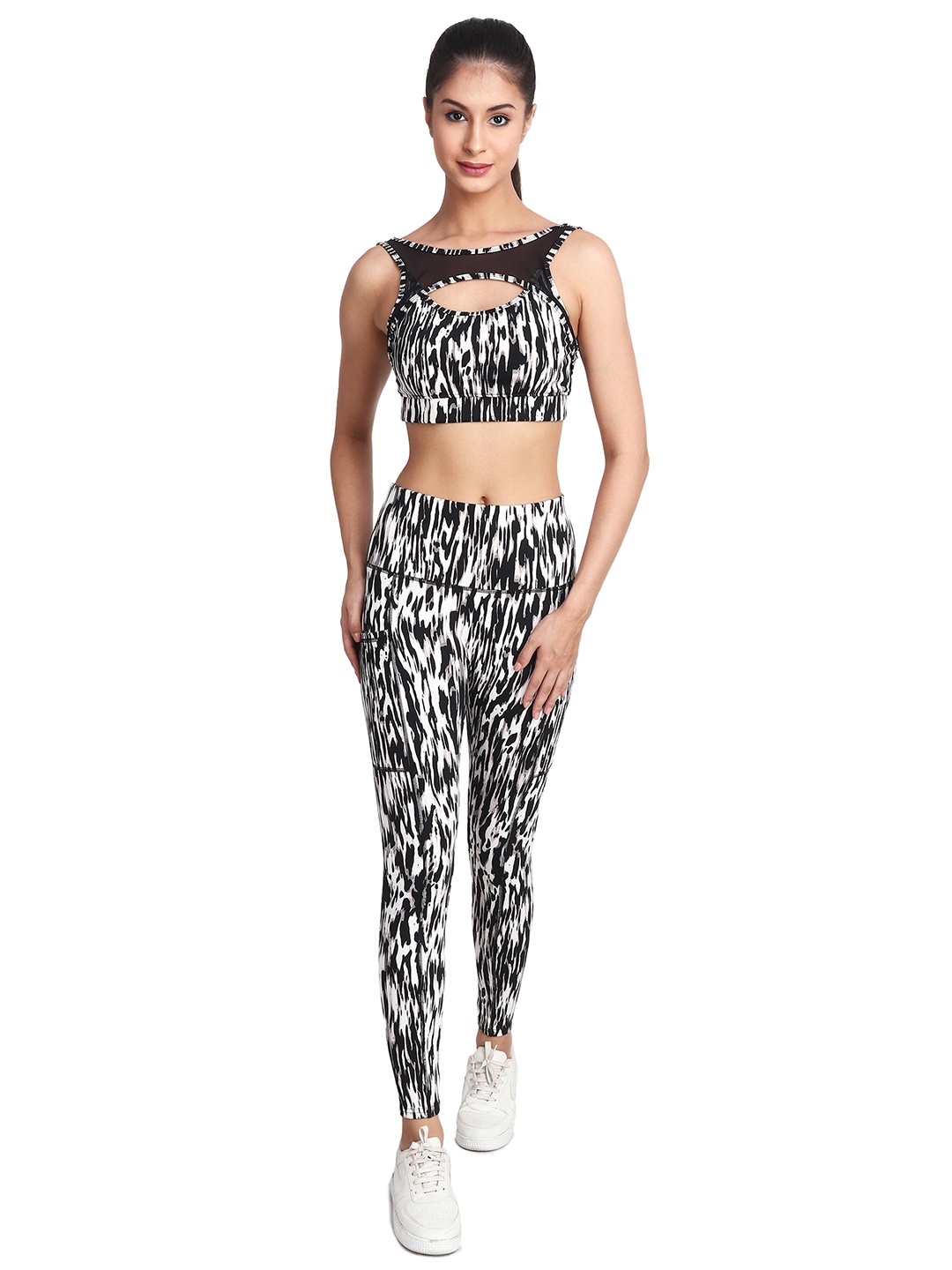 

SSoShHub Women Printed Gym Tight & Bra Mid Rise Tracksuit, Black