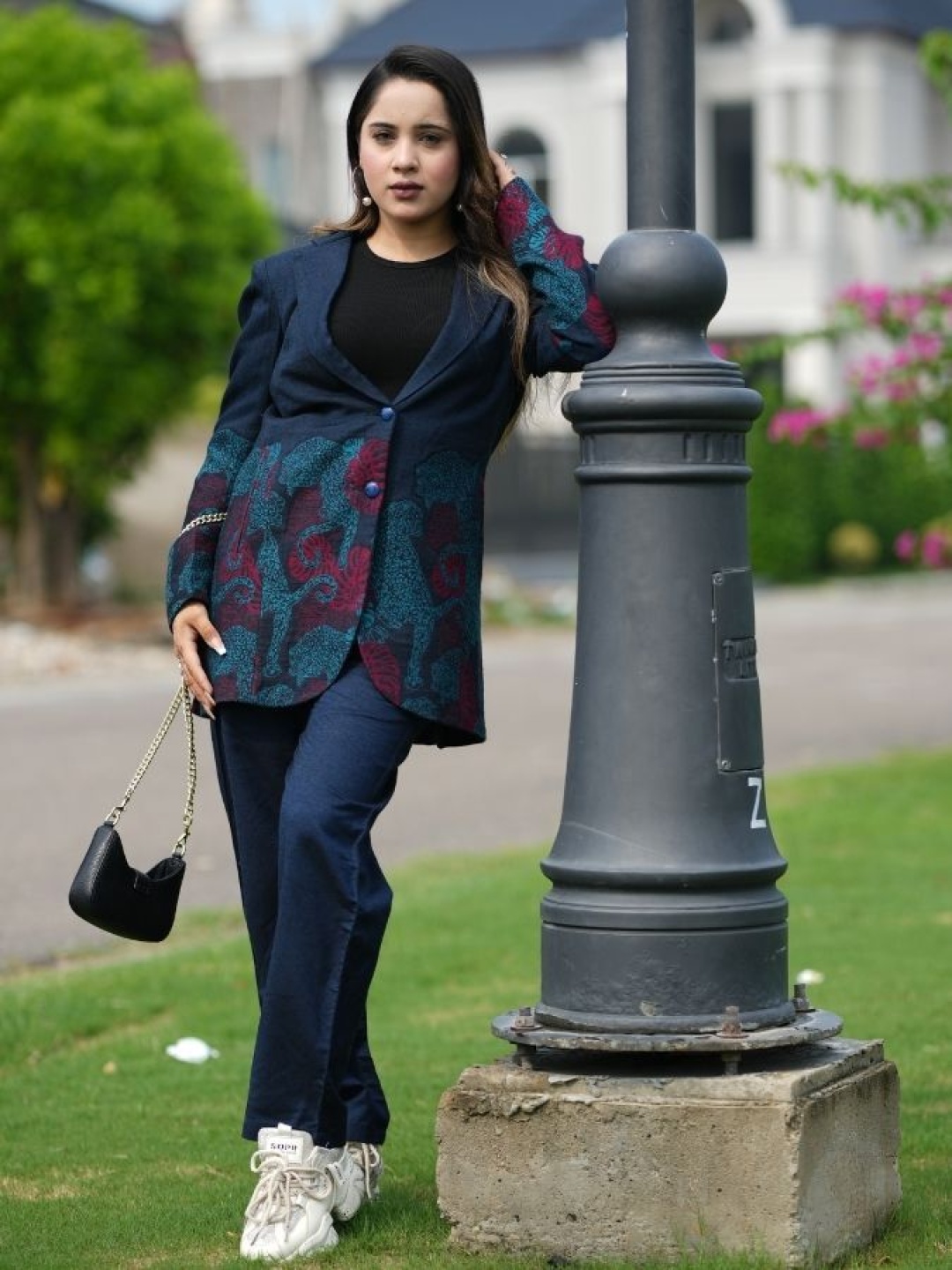 

HOUSE OF KIRNA'S WITH LOGO OF HOK Embroidered V Neck Coat With Trousers Co-Ords, Navy blue