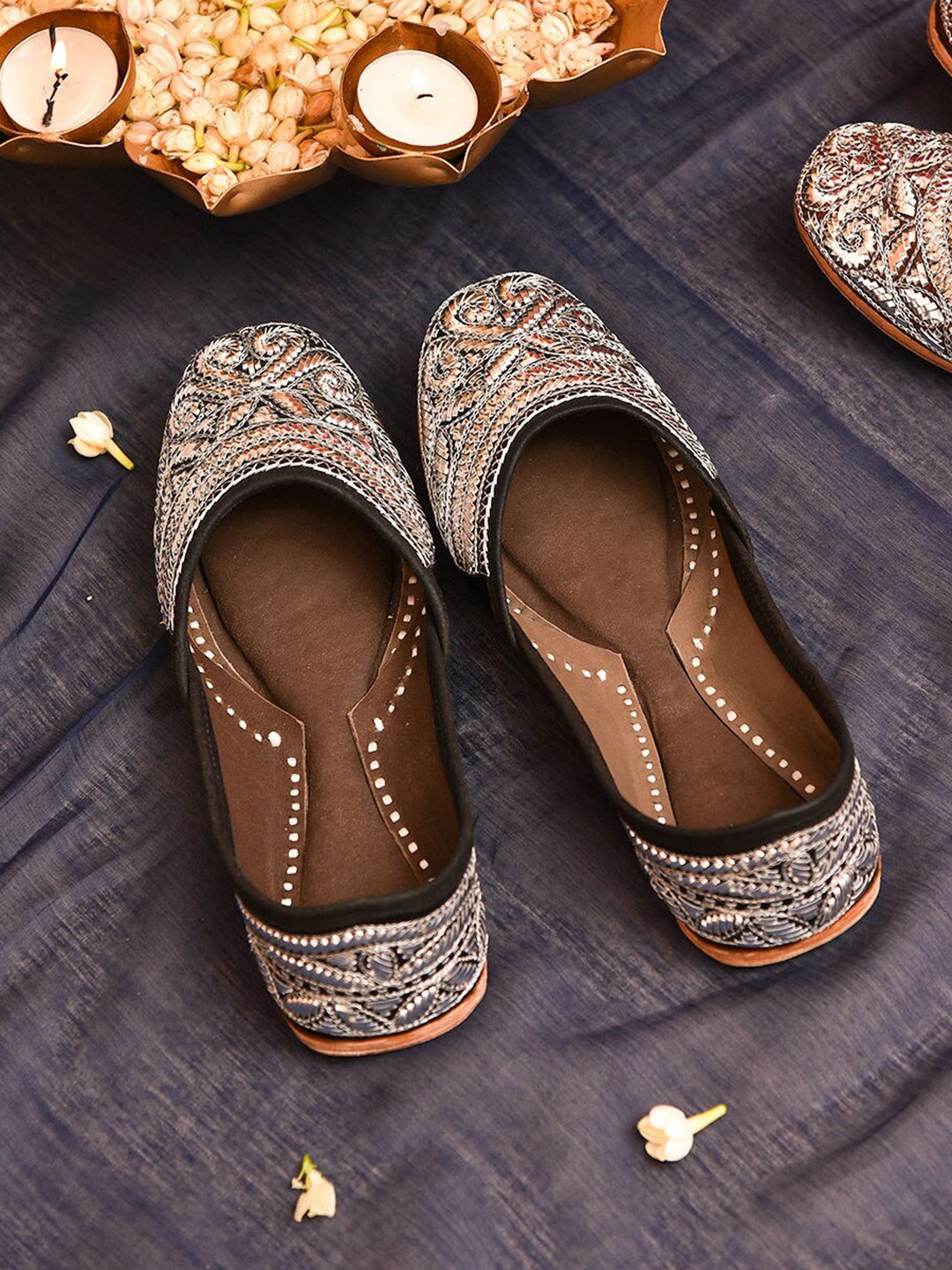 

JAYPORE Women Embroidered Mojaris Flats, Gold