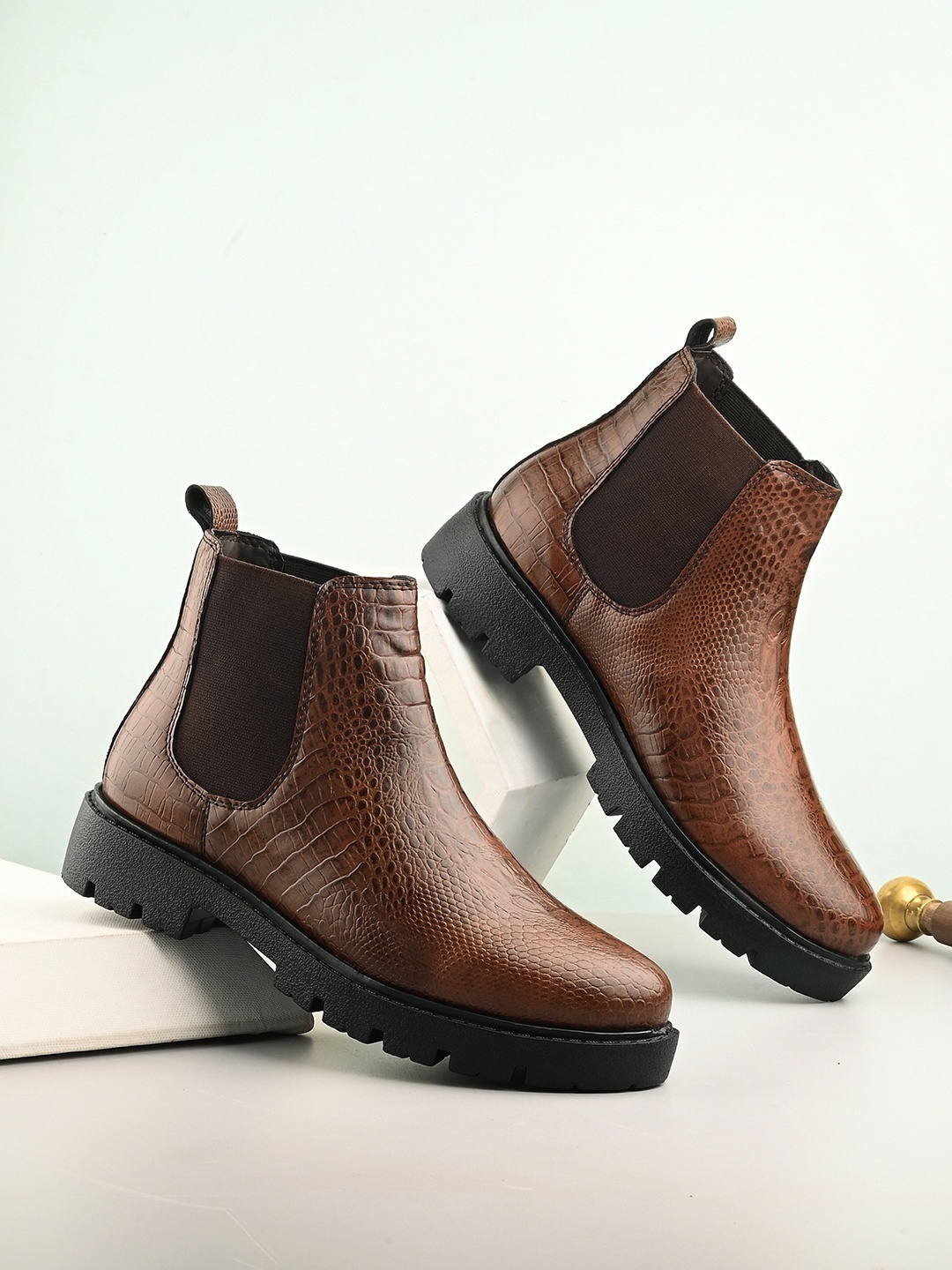 

El Paso Women Textured Round Toe Chelsea Boots, Brown