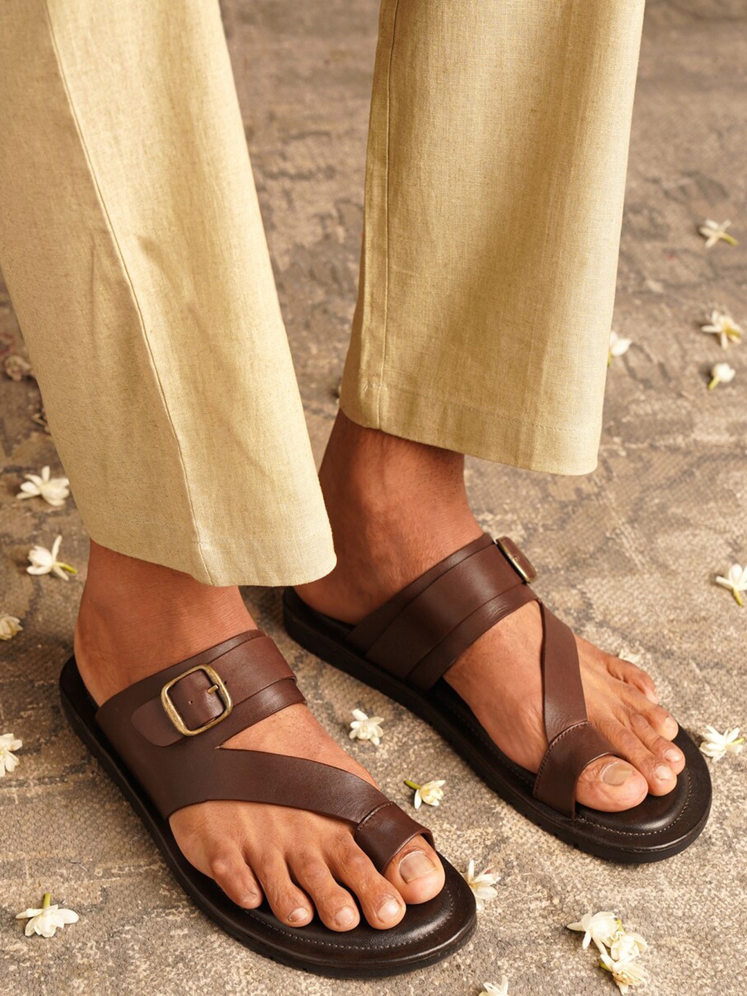 

JAYPORE Men One Toe Flats with Buckles, Brown