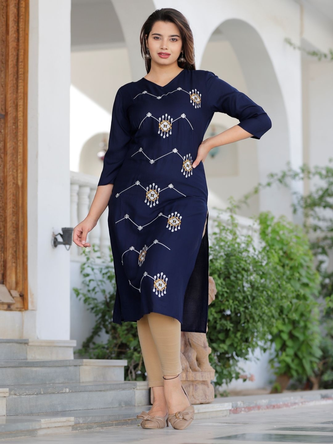 

Mehsoos Women Printed Thread Work Kurta, Blue