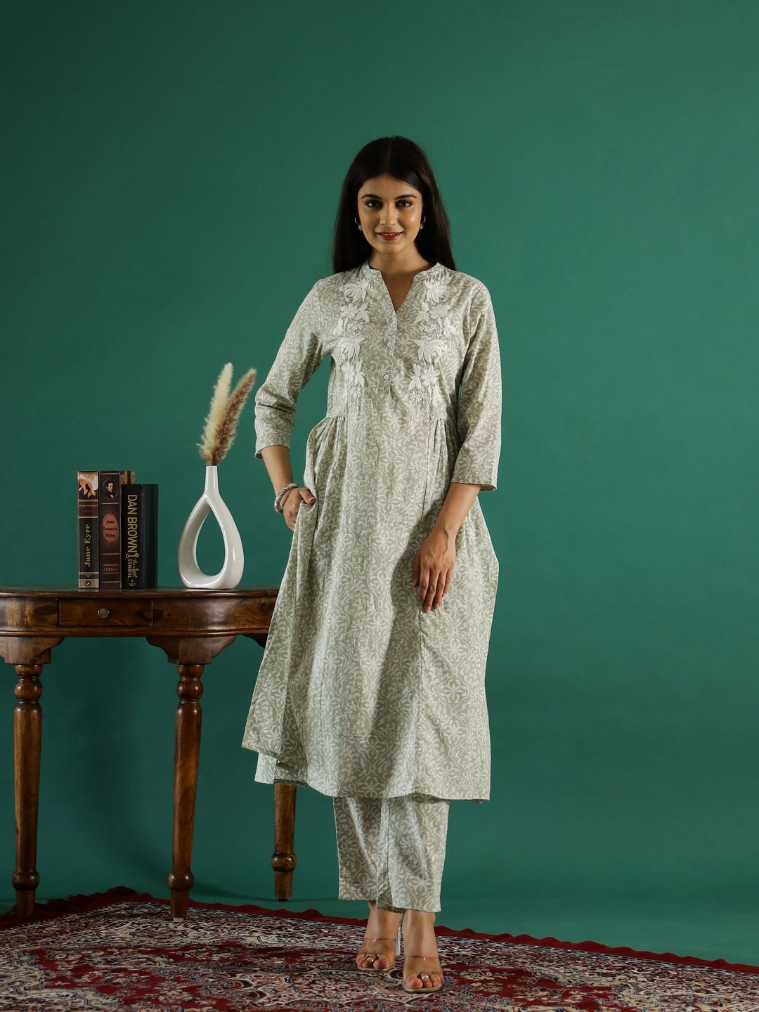 

Sangria Floral Embroidered Kurta With Trousers, Green