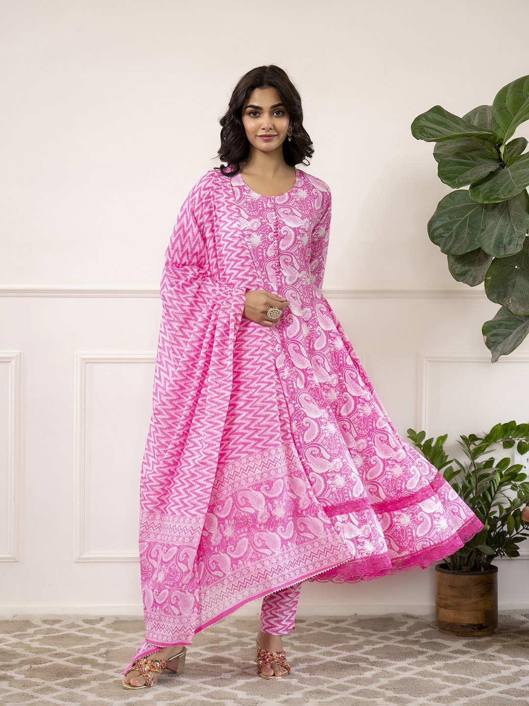 

Chandbaali Women Floral Printed Regular Pure Cotton Kurta with Trousers & With Dupatta, Pink