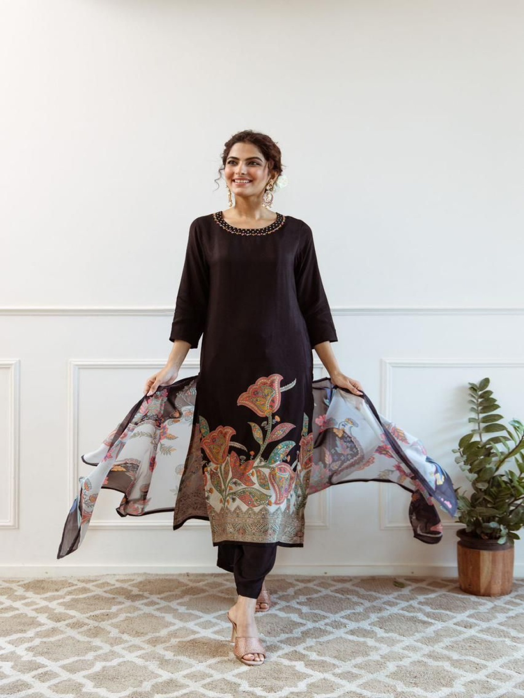 

Anouk Women Floral Empire Pure Silk Kurta with Trousers & With Dupatta, Black