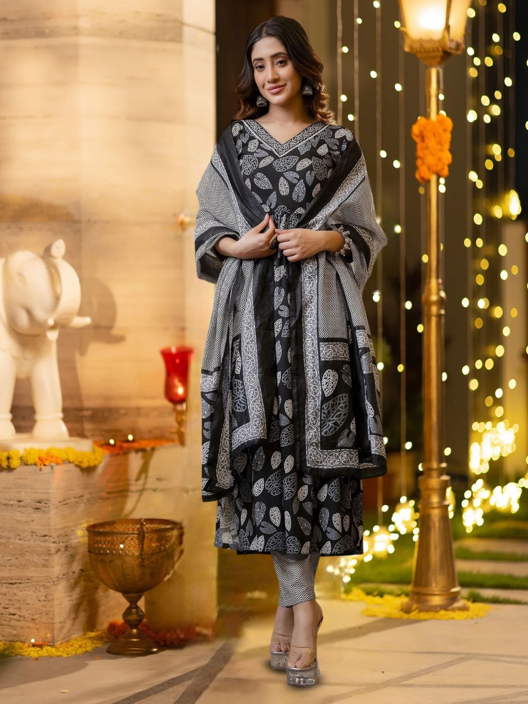 

BAESD Women Floral Printed Regular Kurta with Palazzos & With Dupatta, Black