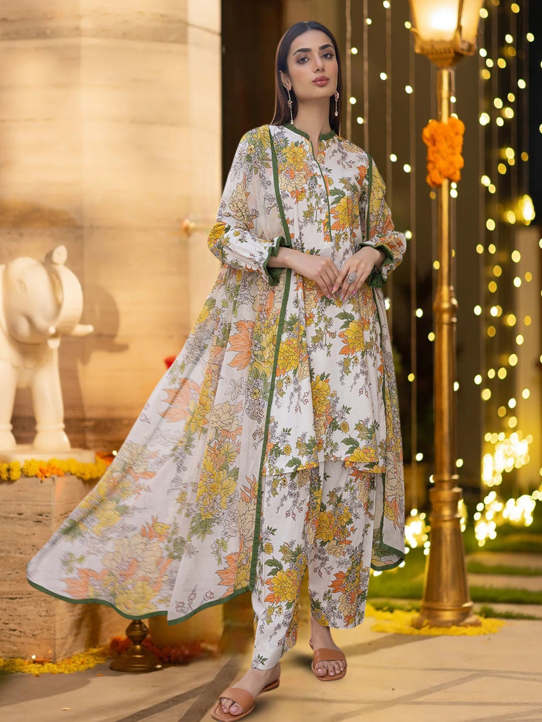 

BAESD Women Floral Printed Regular Kurta with Palazzos & With Dupatta, White